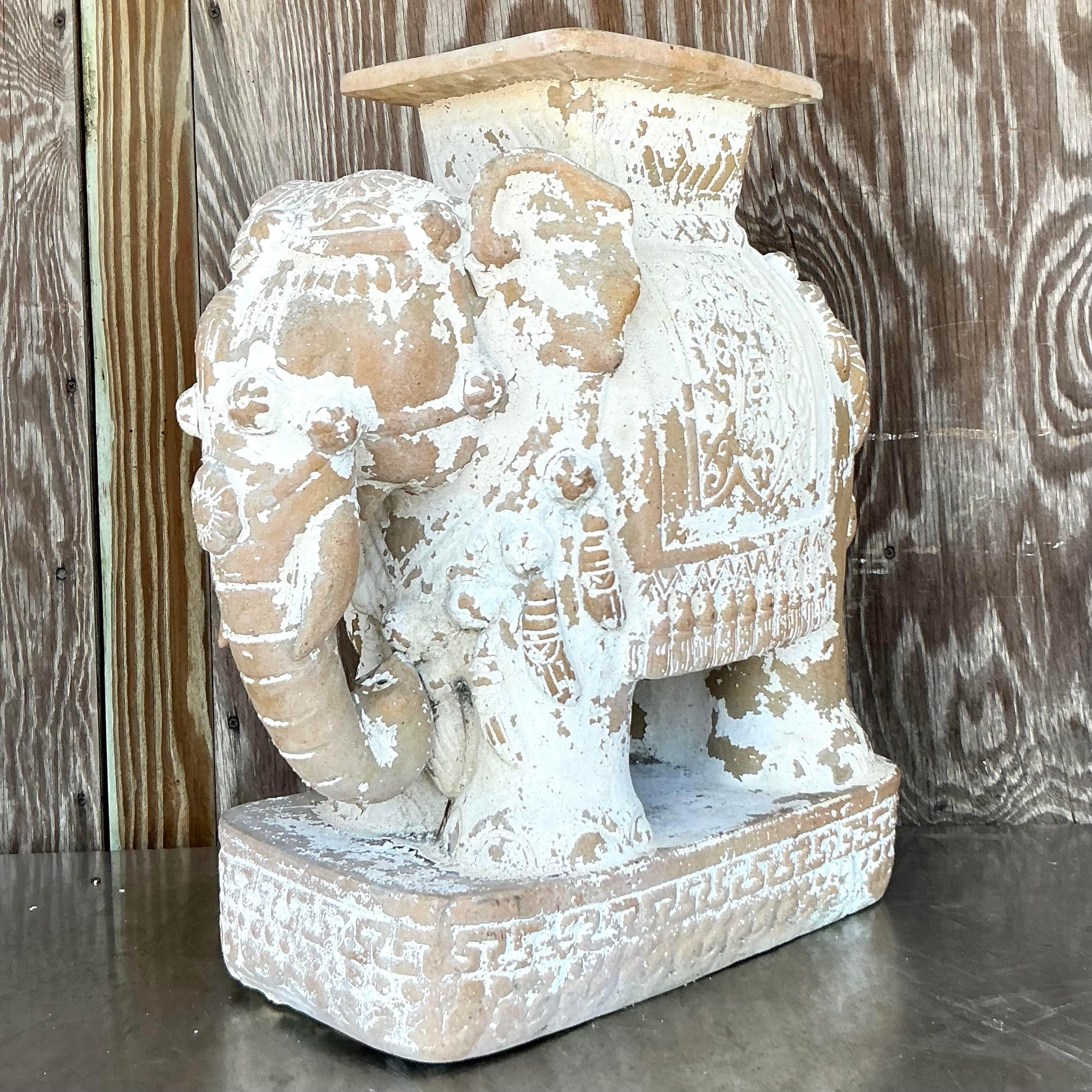 Ce tabouret bas éléphant Vintage Boho en céramique patinée incarne un charme rustique et une esthétique éclectique et bohème. Fabriqué en céramique robuste, ce tabouret est orné d'un éléphant au design complexe, avec des détails texturés et des