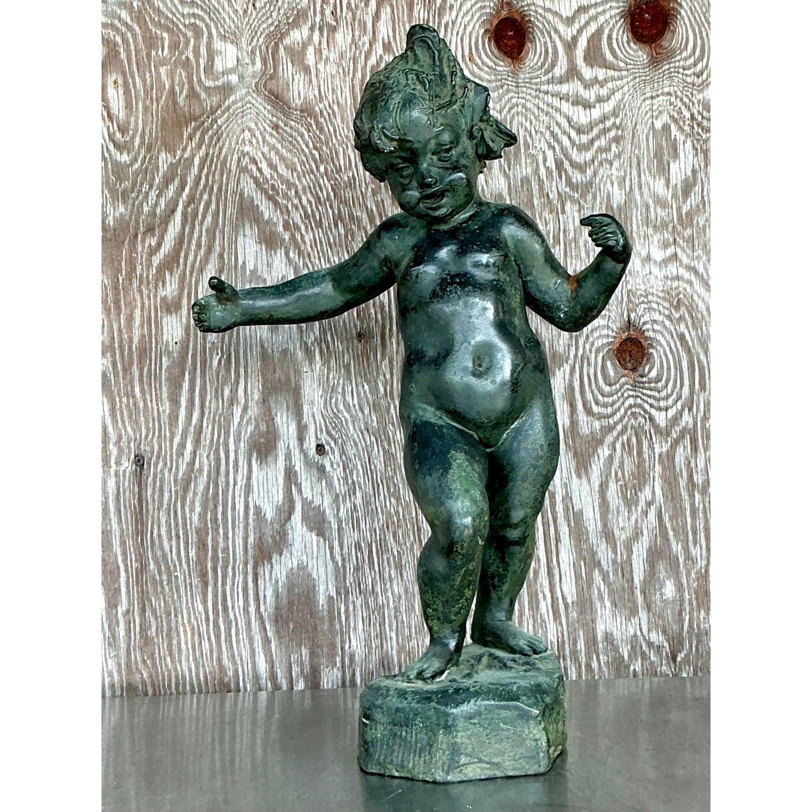 Infondi nel tuo spazio un fascino classico e uno spirito stravagante con questa scultura di cherubino patinato vintage. Fusa in metallo con una patina verdastra splendidamente invecchiata, questa figura di cherubino giocoso presenta dettagli