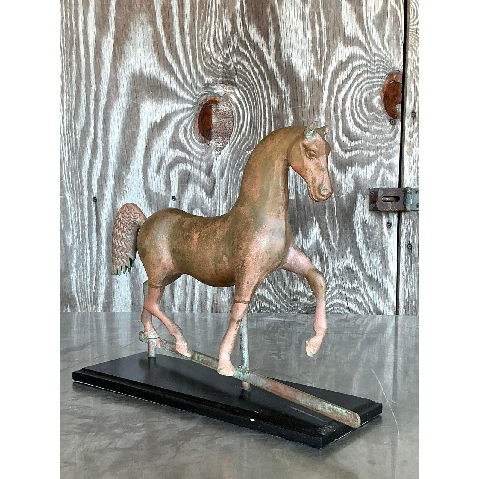 Porta a casa tua un fascino senza tempo e un'eleganza equestre con questa scultura di cavallo in rame patinato Vintage Boho. Realizzato con perizia e con una ricca patina verdognola, questo pezzo di grande effetto presenta un cavallo rampante in