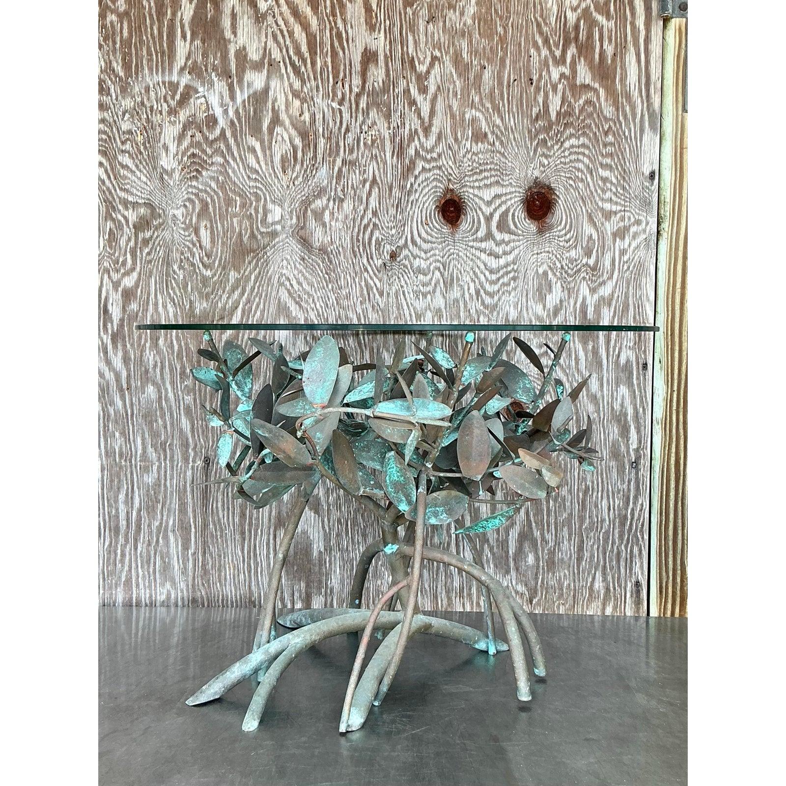 Table d'appoint Mangrove vintage Boho en cuivre patiné Bon état - En vente à west palm beach, FL