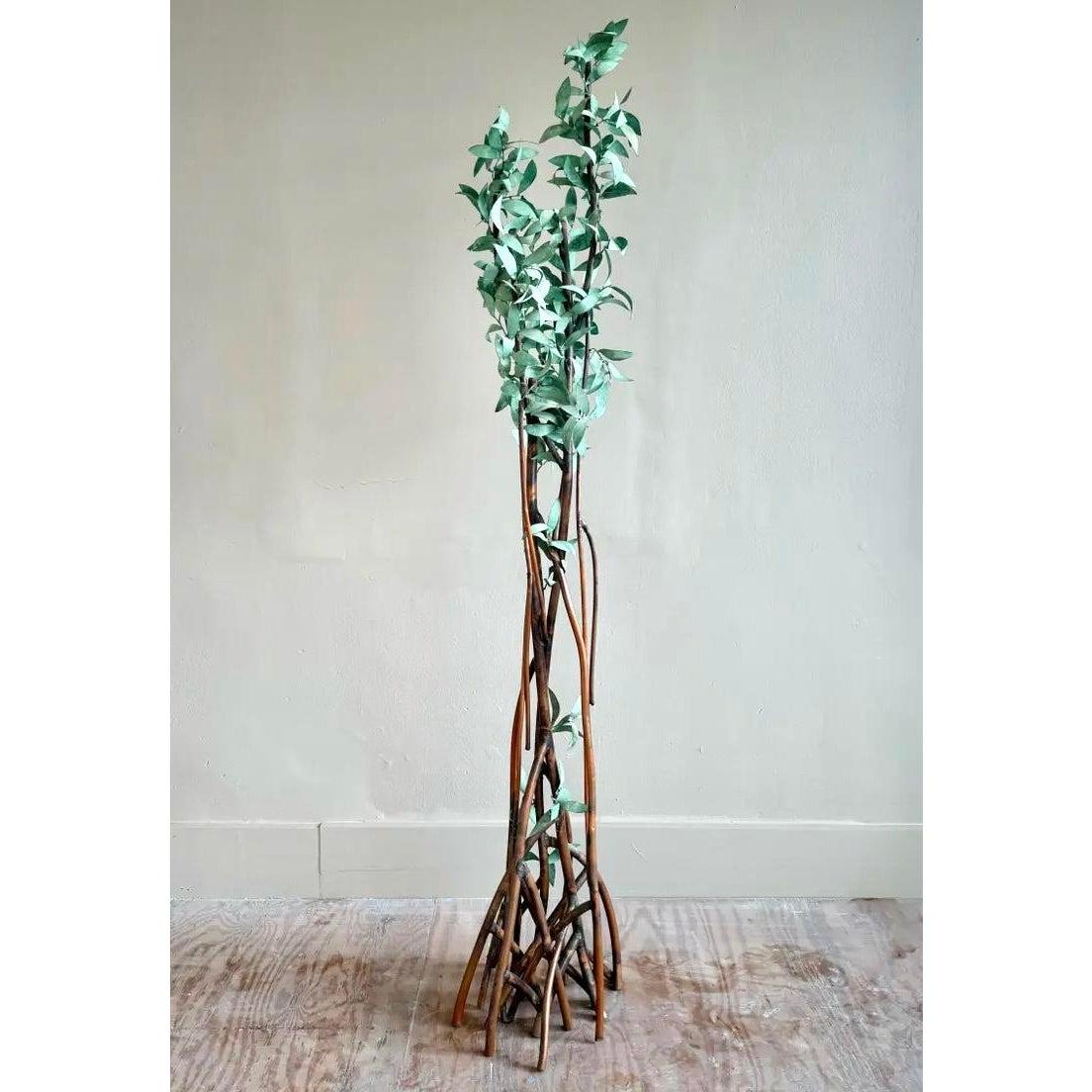 Esempio mozzafiato di lavorazione artigianale del metallo, questa scultura ad alto fusto in rame cattura le forme organiche ed eleganti della natura con un tocco brutalista. Esili steli di rame, sapientemente brasati e saldati, si ergono con grazia