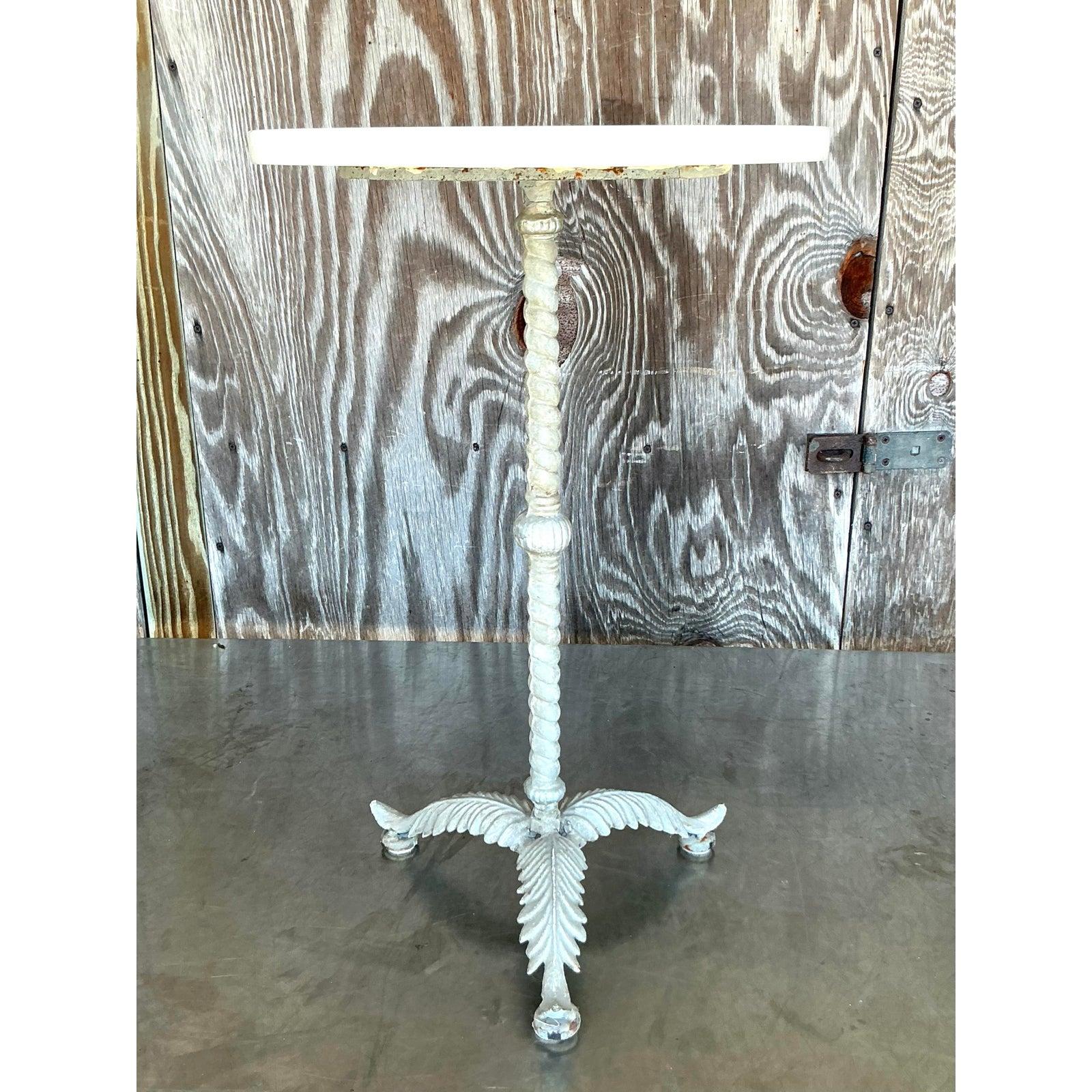 Metallo Tavolo da bere vintage in piume patinate Boho in vendita