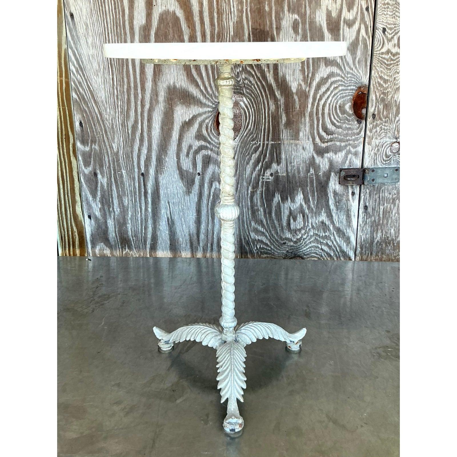 Tavolo da bere vintage in piume patinate Boho in vendita 3