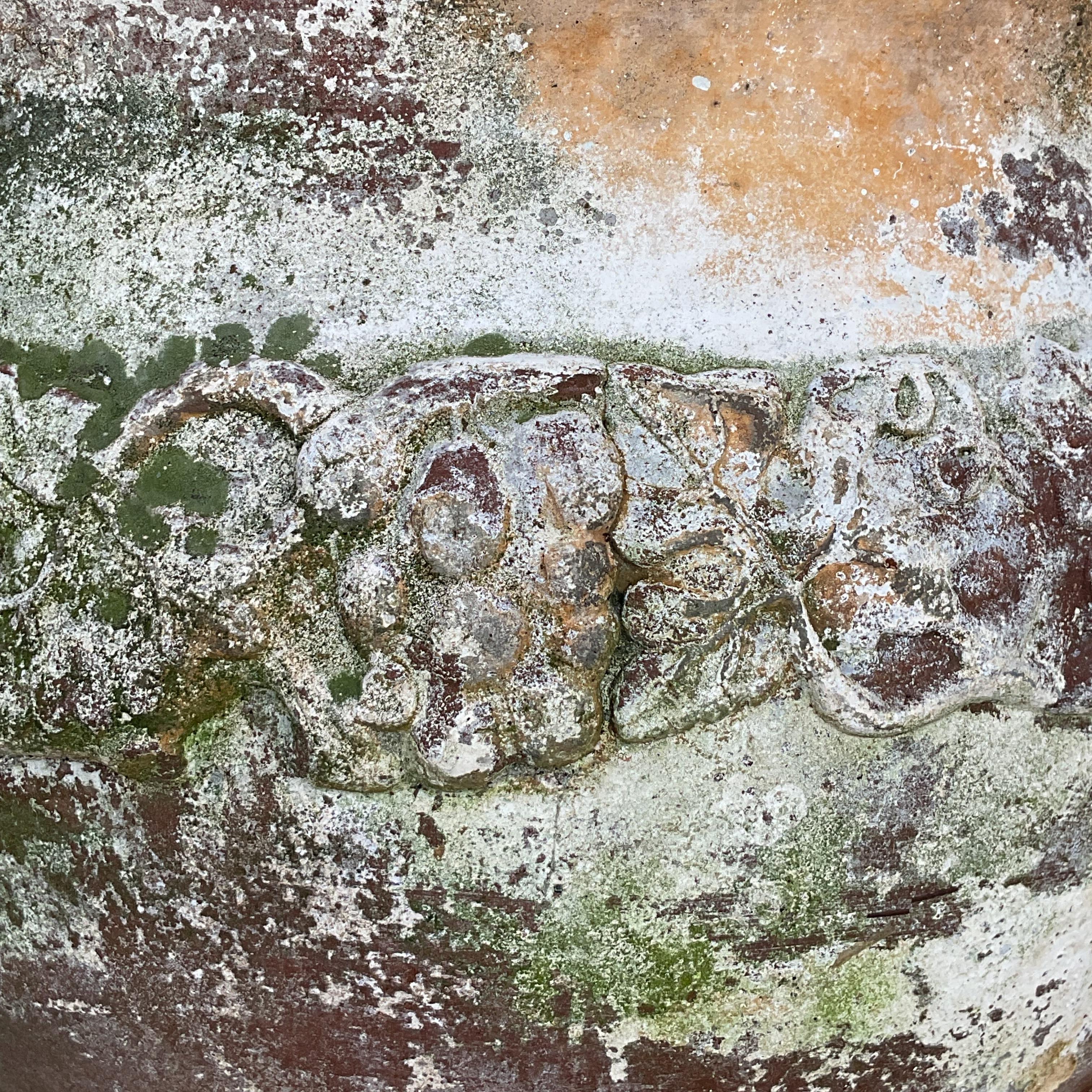 Jardinera de terracota con banda floral patinada de estilo boho vintage, adornada con un diseño de banda floral patinada. Una pieza encantadora y rústica que aporta elegancia bohemia a tu jardín o espacio interior. Adquirida a una finca de Palm