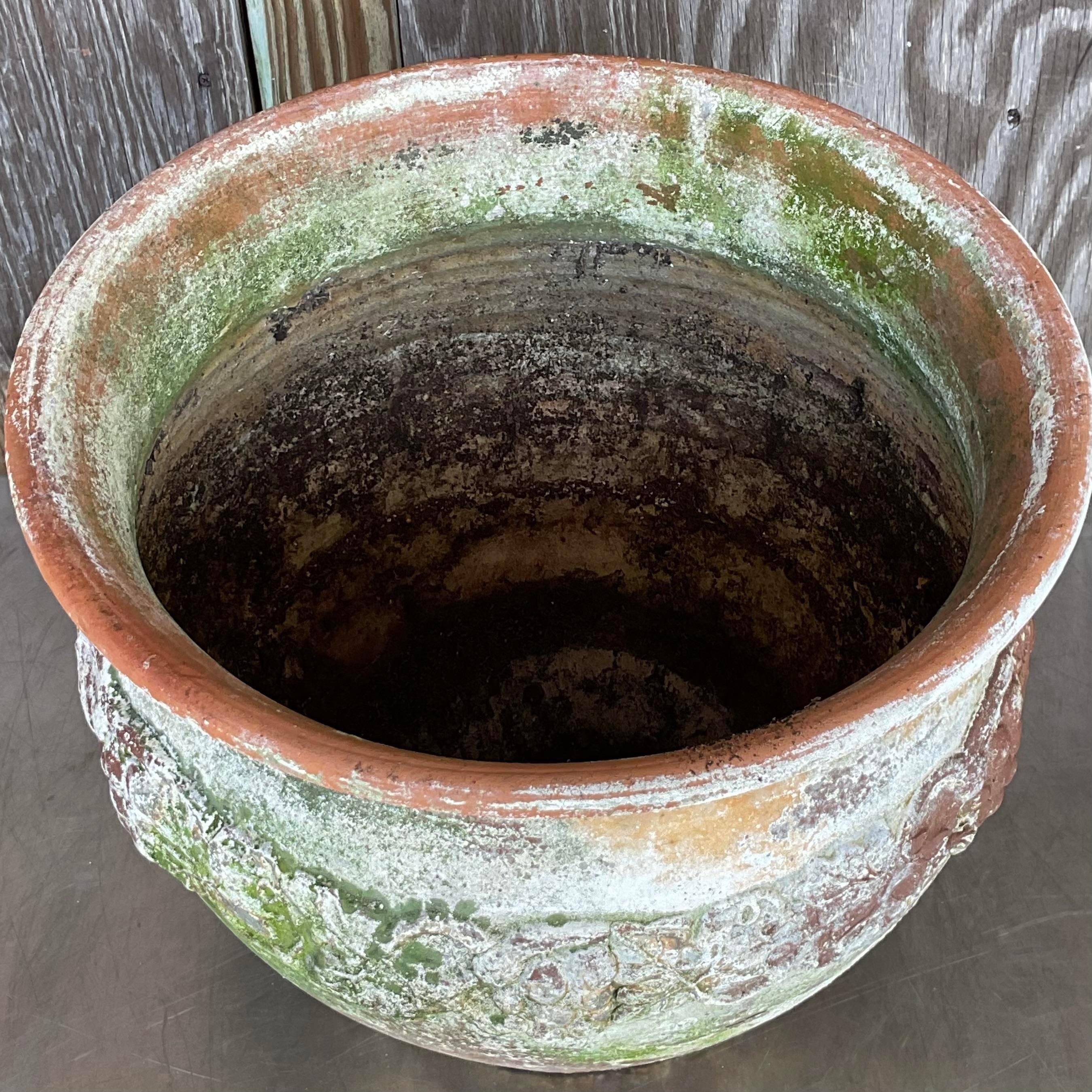 Jardinera de Terracota con Banda Floral Patinada Boho Vintage Estadounidense en venta
