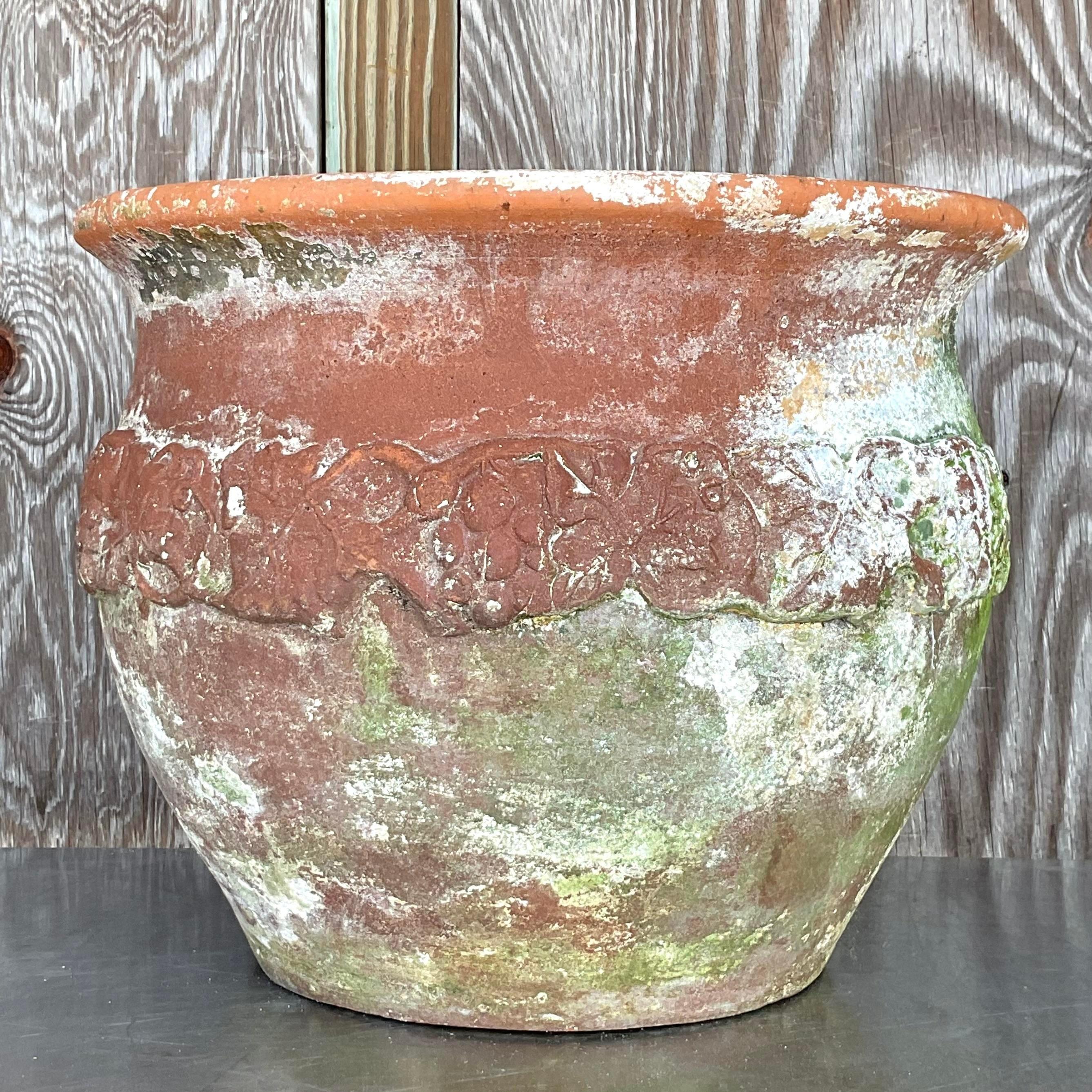 Jardinera de Terracota con Banda Floral Patinada Boho Vintage en Bueno estado para la venta en west palm beach, FL