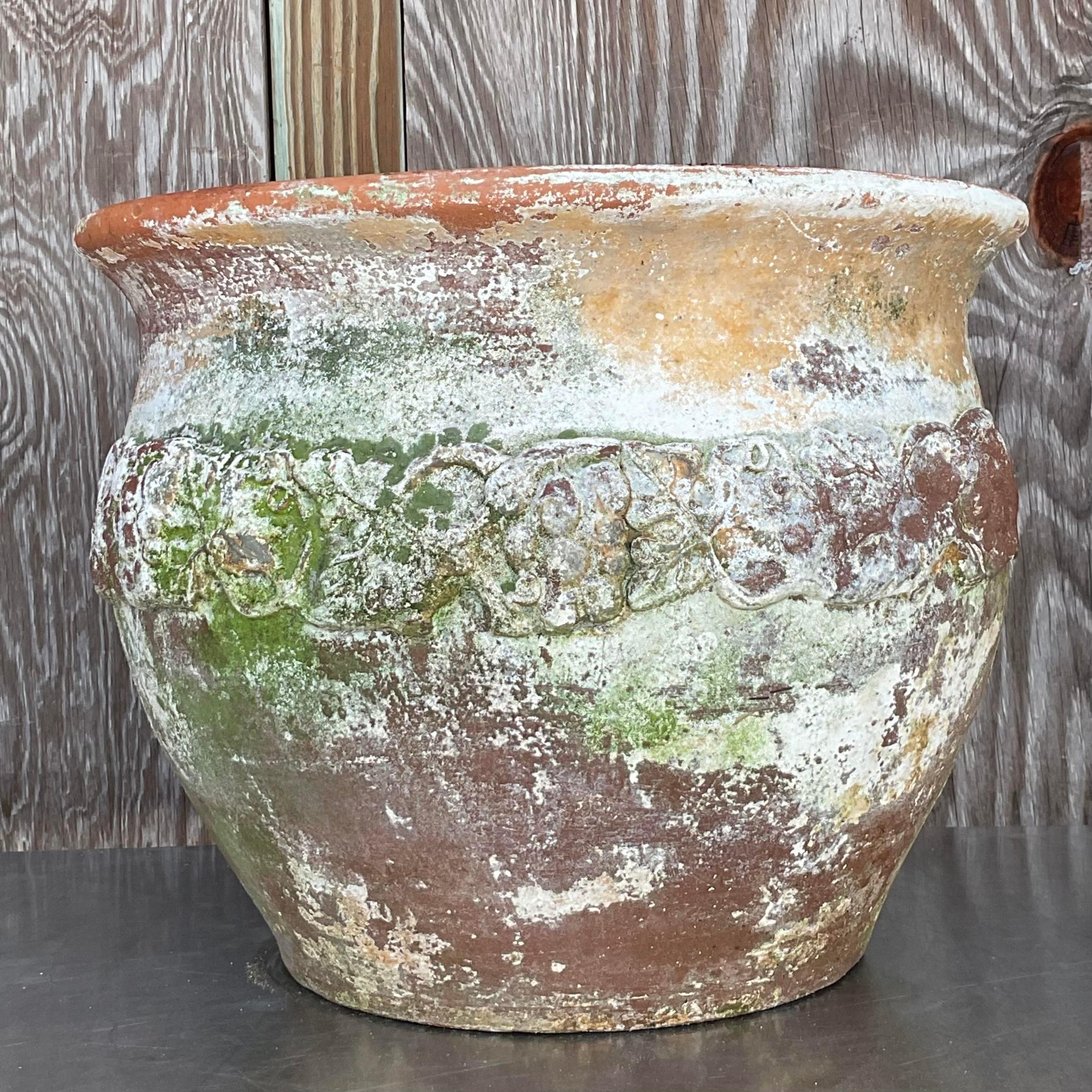 Jardinera de Terracota con Banda Floral Patinada Boho Vintage siglo XX en venta