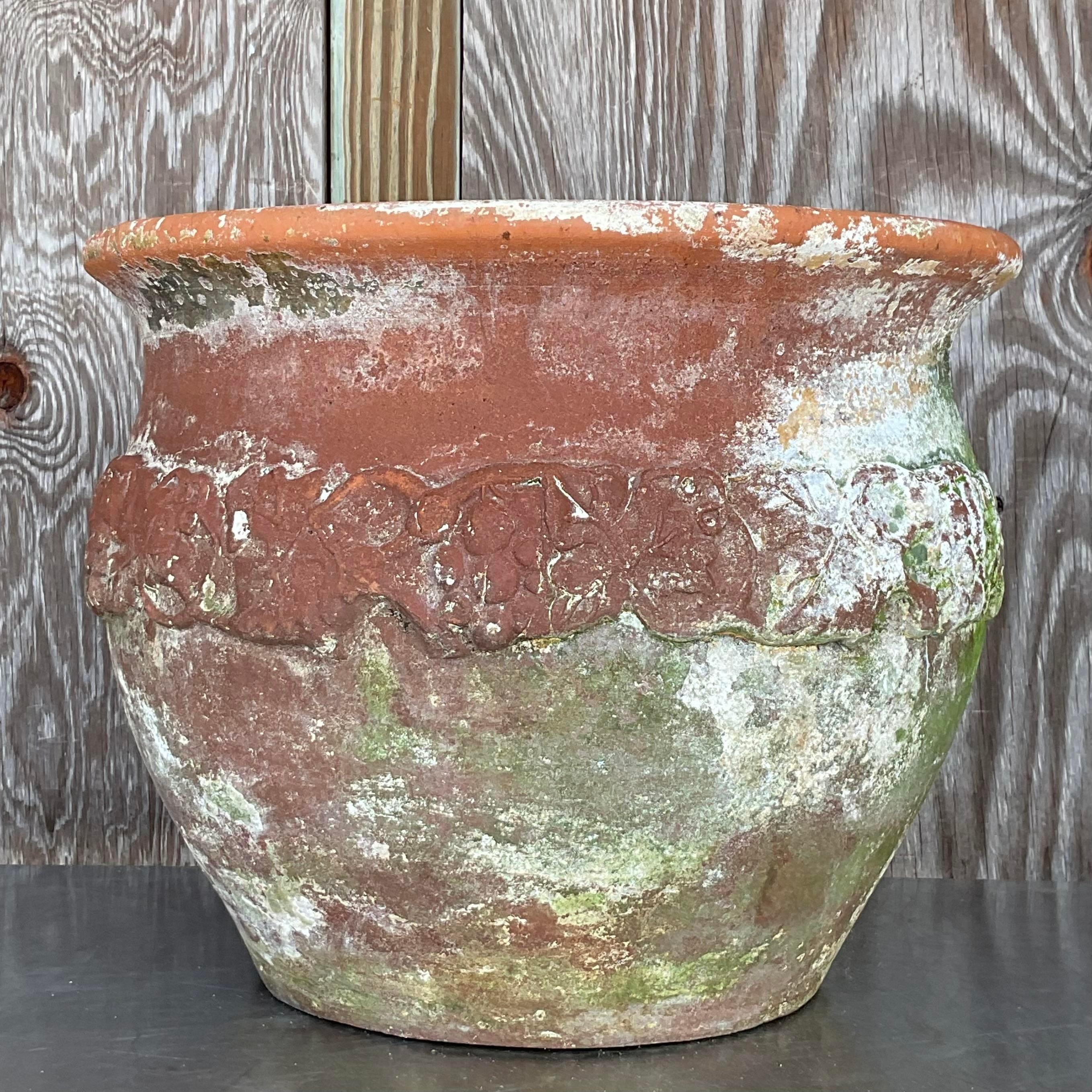 Jardinera de Terracota con Banda Floral Patinada Boho Vintage en venta 1