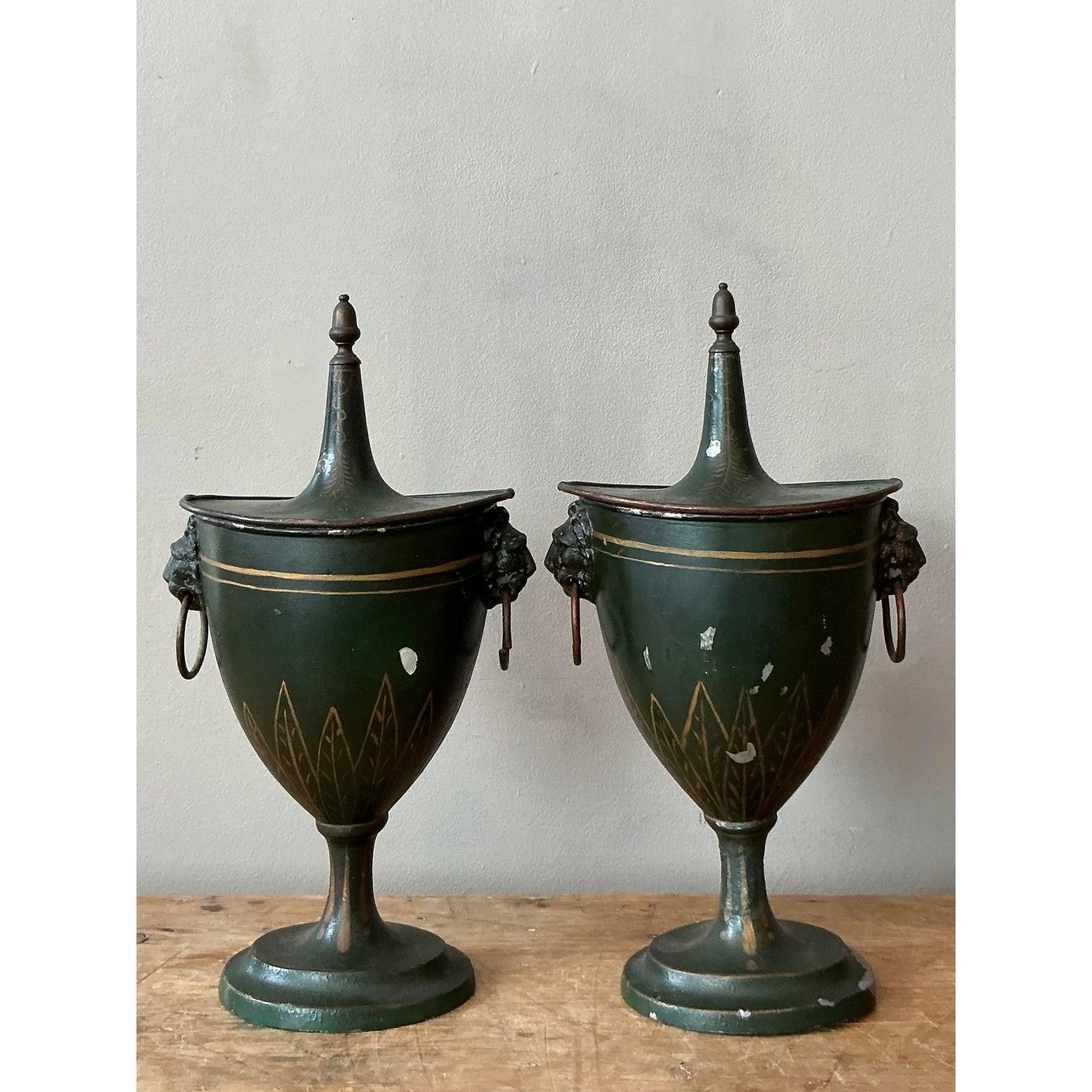 Stile provenzale Urne di terra francese patinate Boho d'epoca - Una coppia in vendita