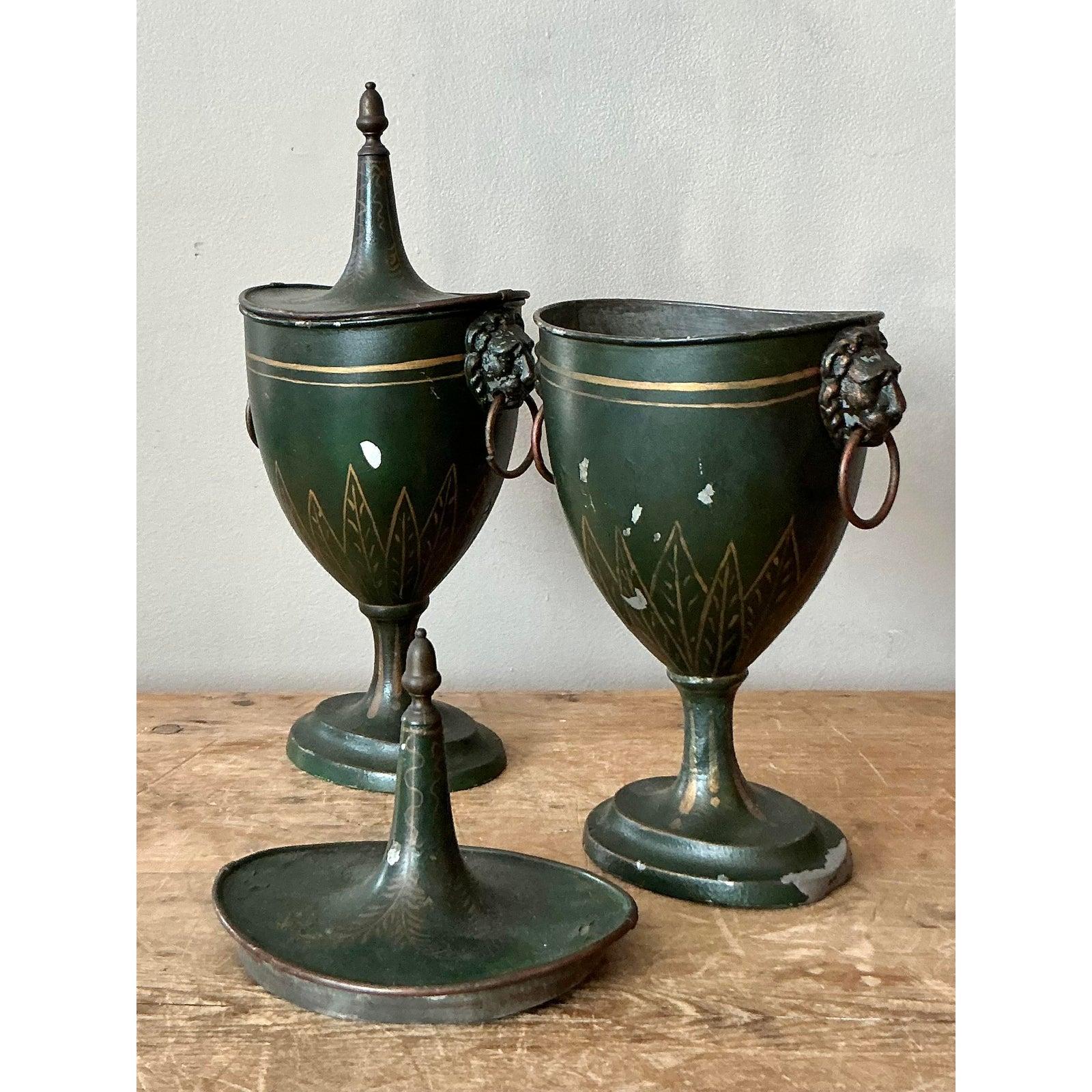 Urne di terra francese patinate Boho d'epoca - Una coppia In condizioni buone in vendita a West Palm Beach, FL