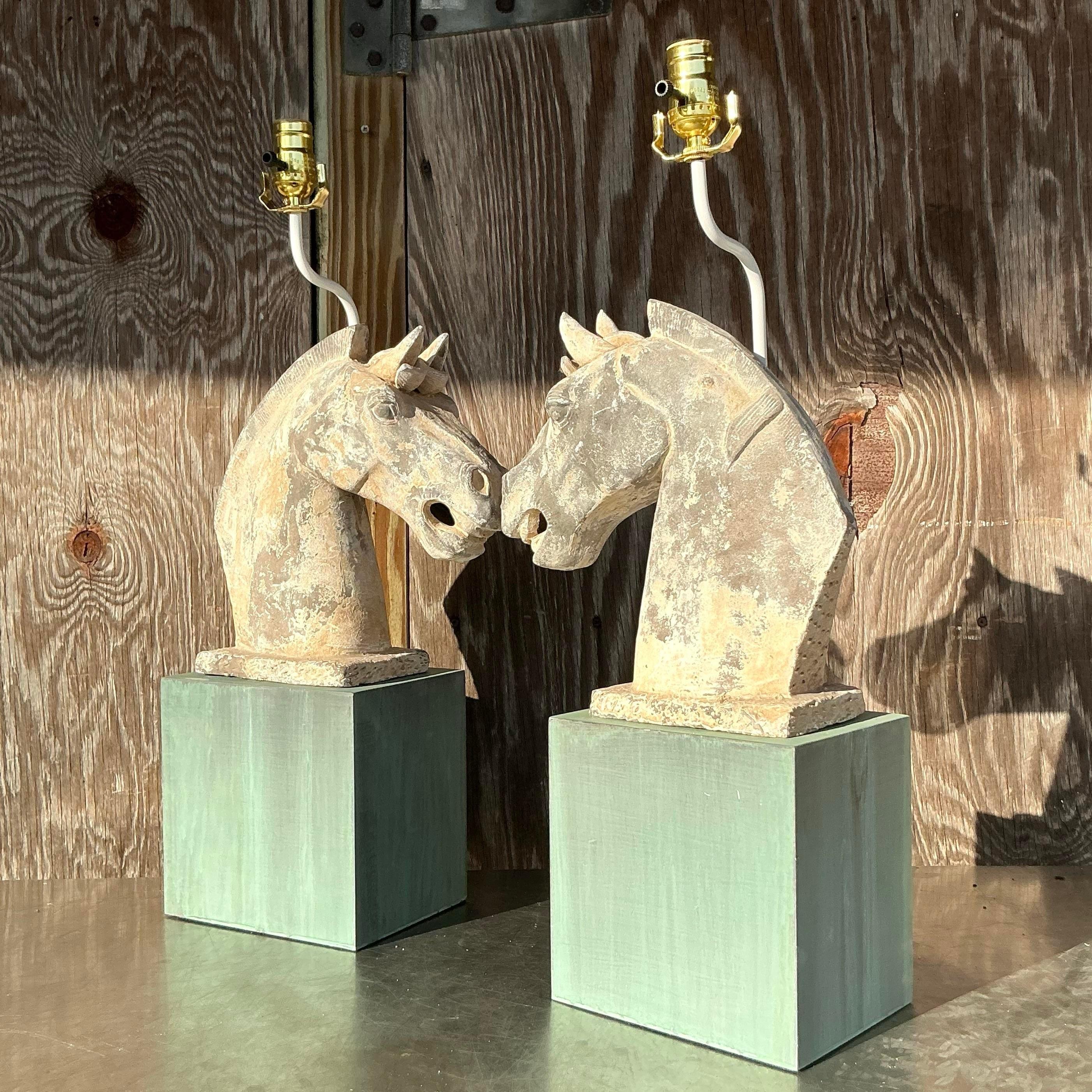 Questa coppia di lampade da tavolo vintage in stile boho è caratterizzata da teste di cavallo scolpite con una patina splendidamente invecchiata, montate su basi di legno verde dipinte a mano. Il fascino rustico di queste lampade, unito al loro