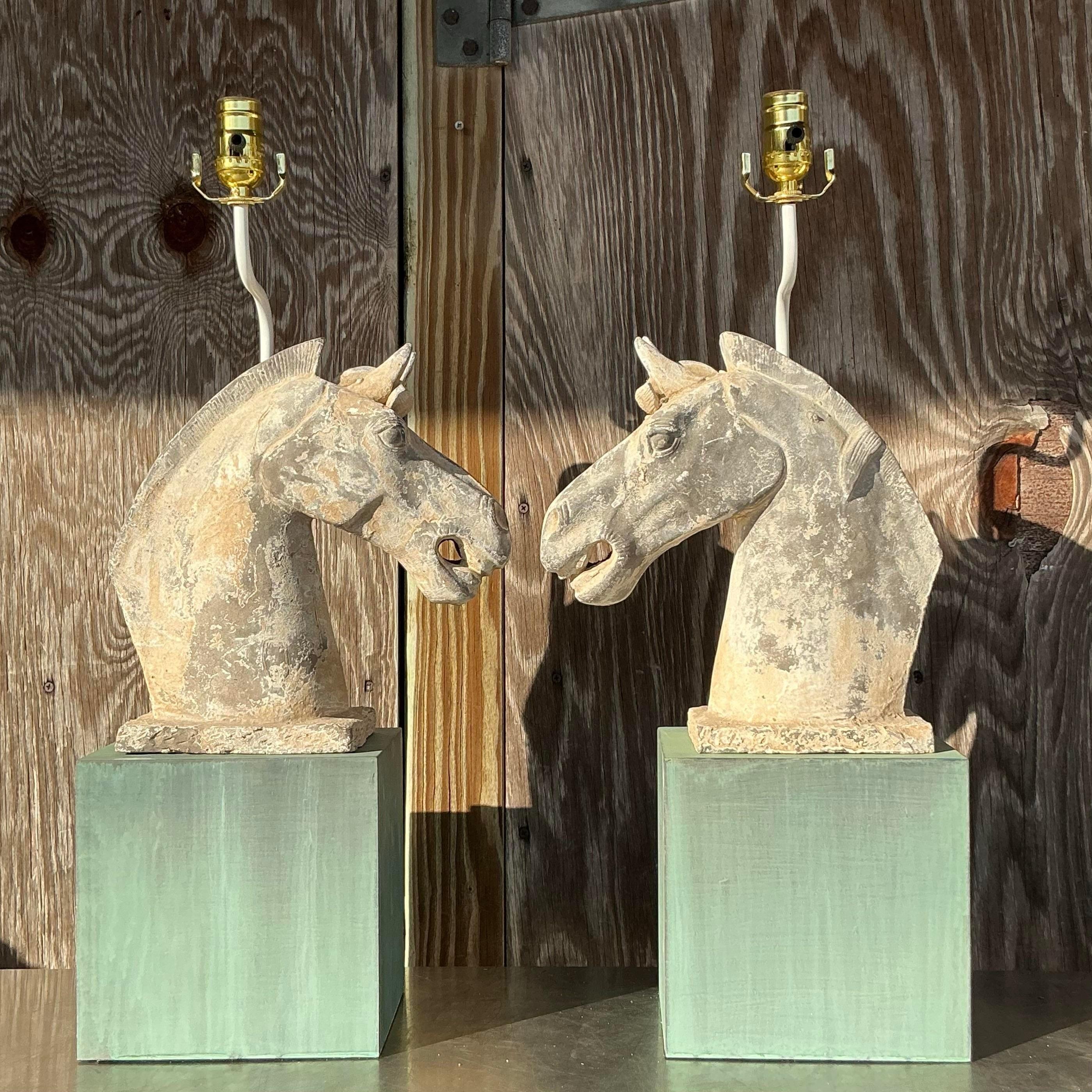 Americano Lampade a testa di cavallo patinate Boho d'epoca - una coppia in vendita