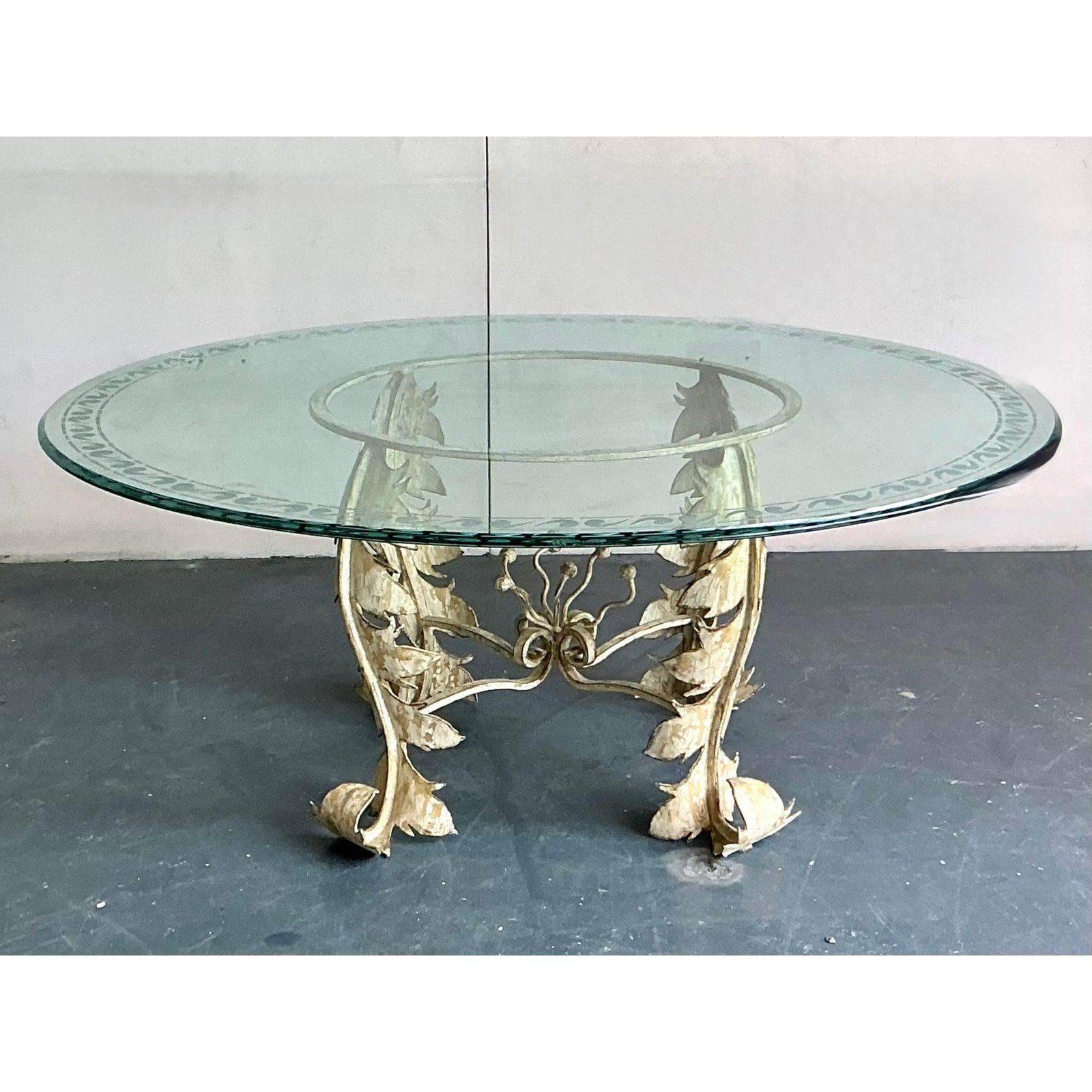 Commandez l'attention dans votre espace repas avec cette table à manger vintage d'une beauté à couper le souffle. La base sculpturale est une véritable œuvre d'art, fabriquée de main de maître en fer patiné pour former des pieds à feuilles d'acanthe
