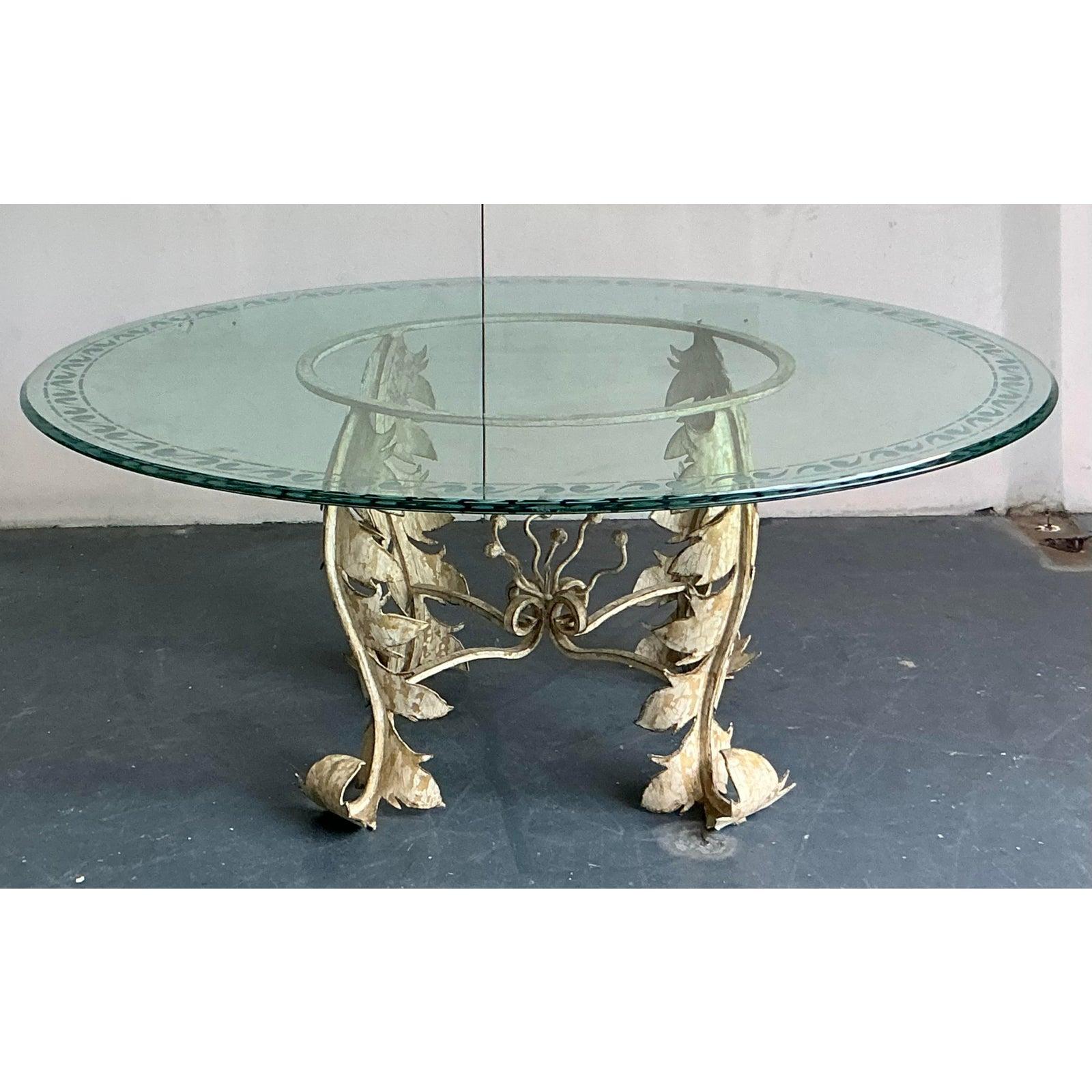 Grec classique Table de salle à manger vintage en fer patiné Boho avec plateau en verre gravé en vente