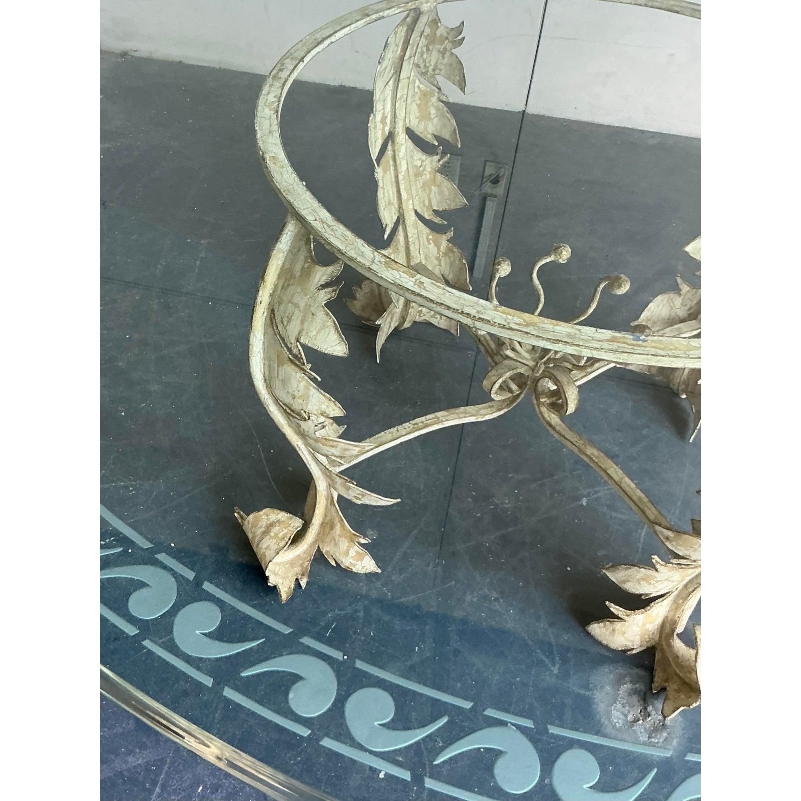 Table de salle à manger vintage en fer patiné Boho avec plateau en verre gravé en vente 1