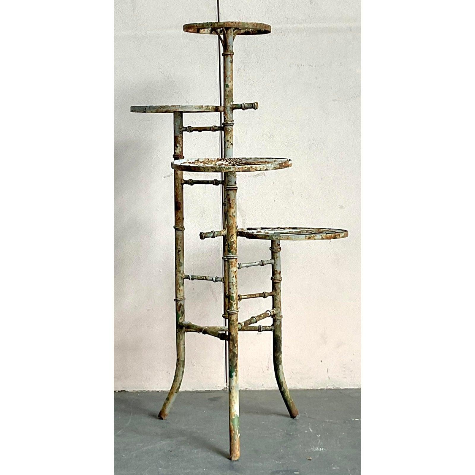 Vintage Boho Patinated Leaf Pflanzenständer (Rustikal) im Angebot