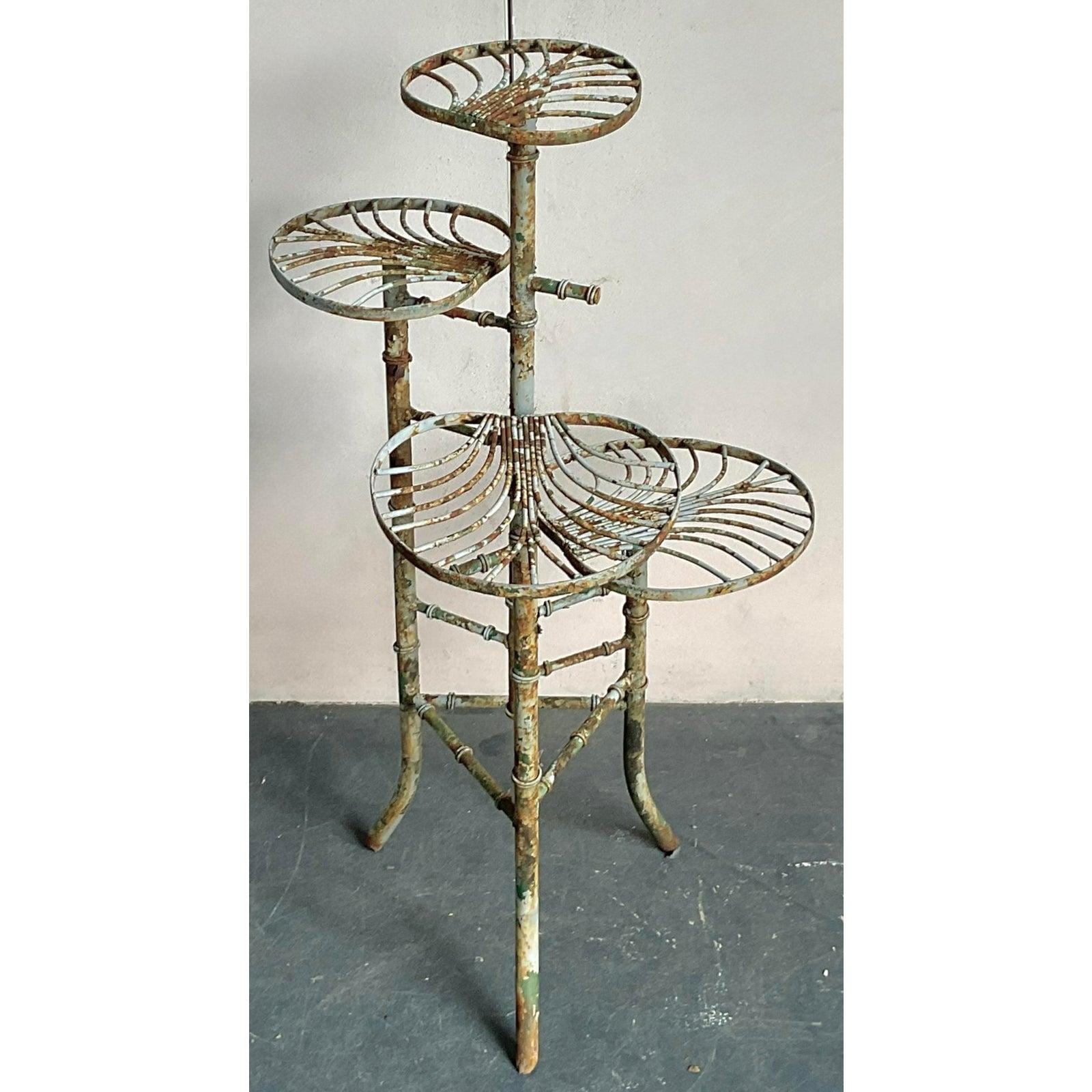 Vintage Boho Patinated Leaf Pflanzenständer (amerikanisch) im Angebot