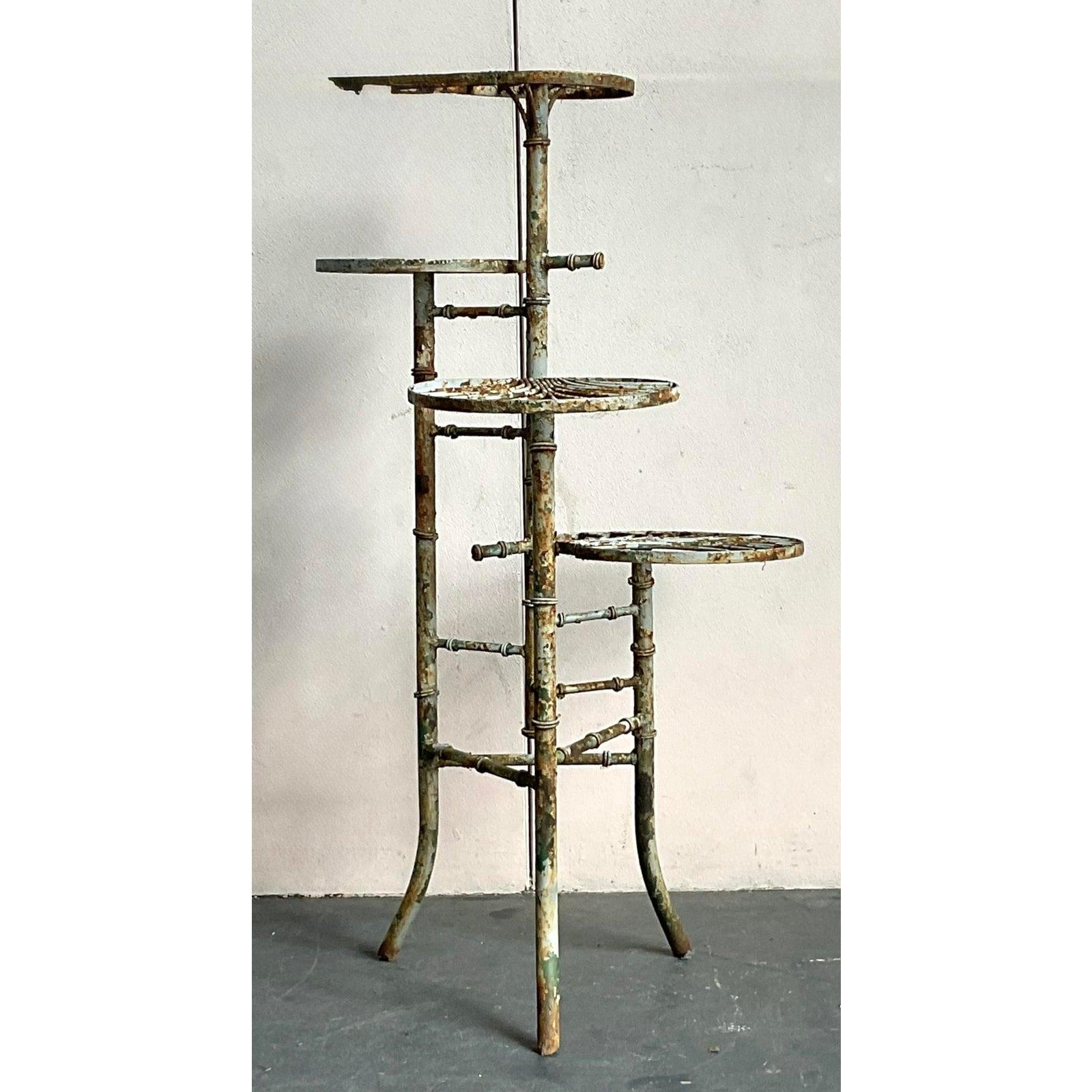 Vintage Boho Patinated Leaf Pflanzenständer im Zustand „Gut“ im Angebot in West Palm Beach, FL