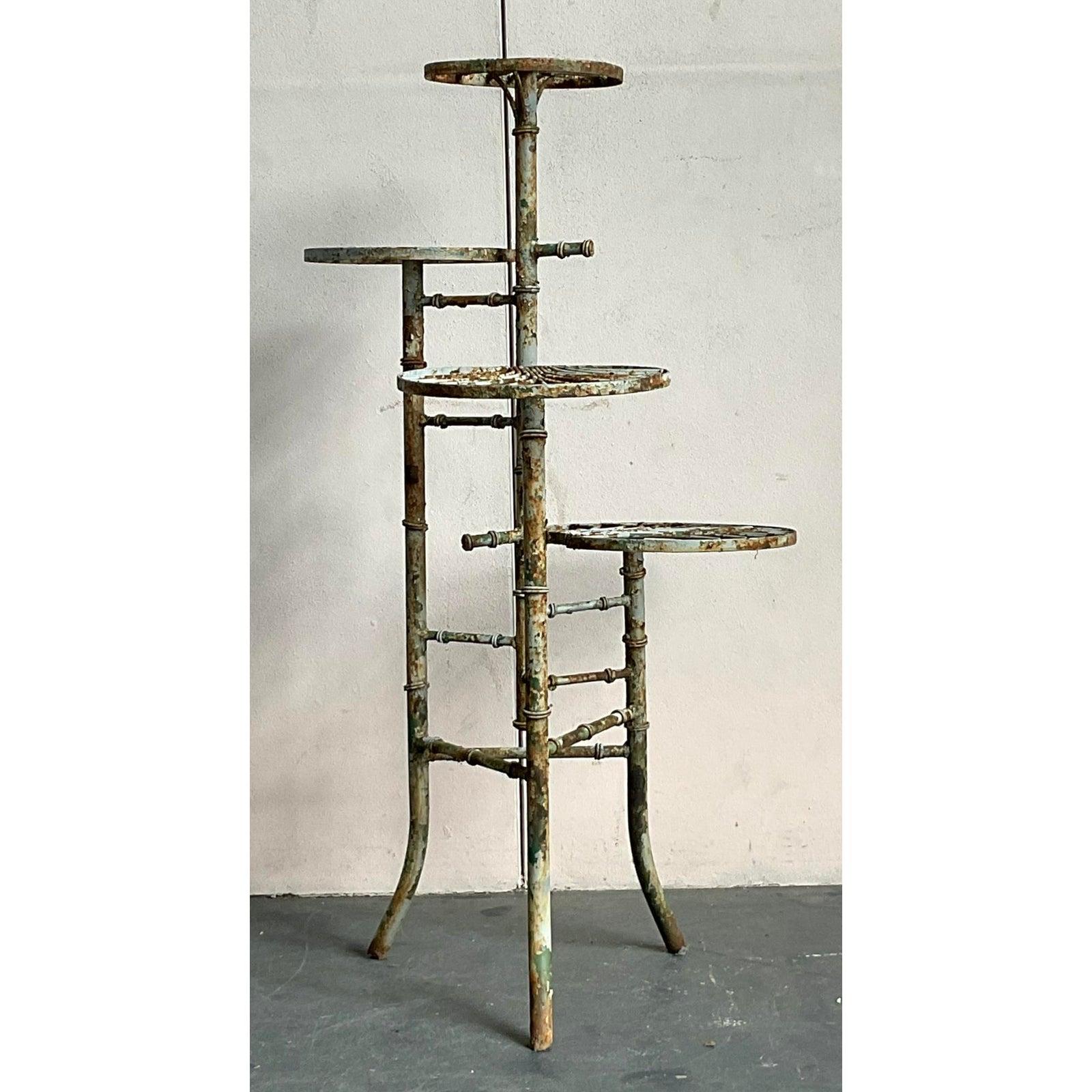 Vintage Boho Patinated Leaf Pflanzenständer (20. Jahrhundert) im Angebot