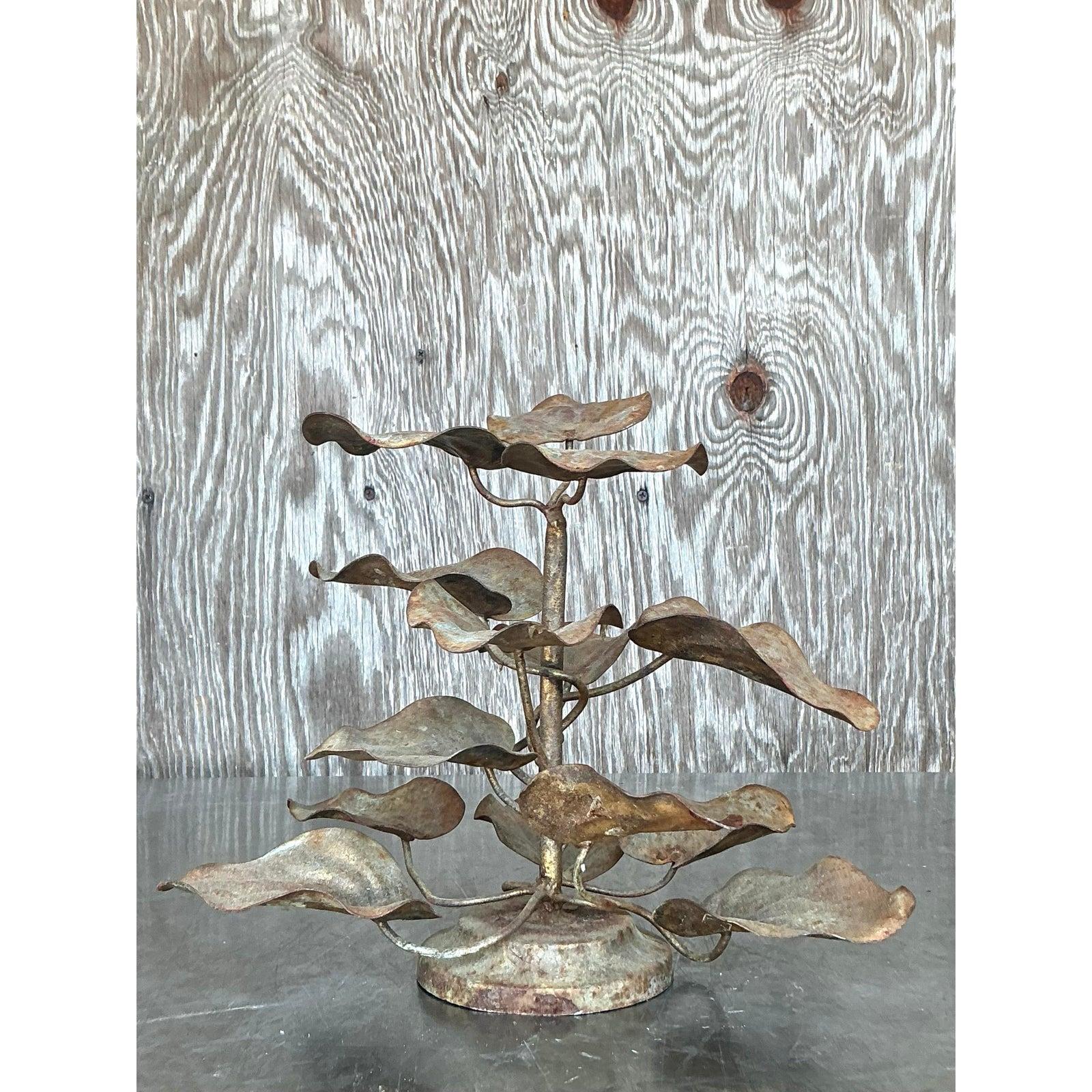 Aggiungi un tocco di eleganza ispirata alla natura con questo albero di foglie patinate Vintage Boho, uno splendido pezzo scultoreo che cattura l'essenza della bellezza organica. Realizzato a mano con una meticolosa attenzione ai dettagli, questo