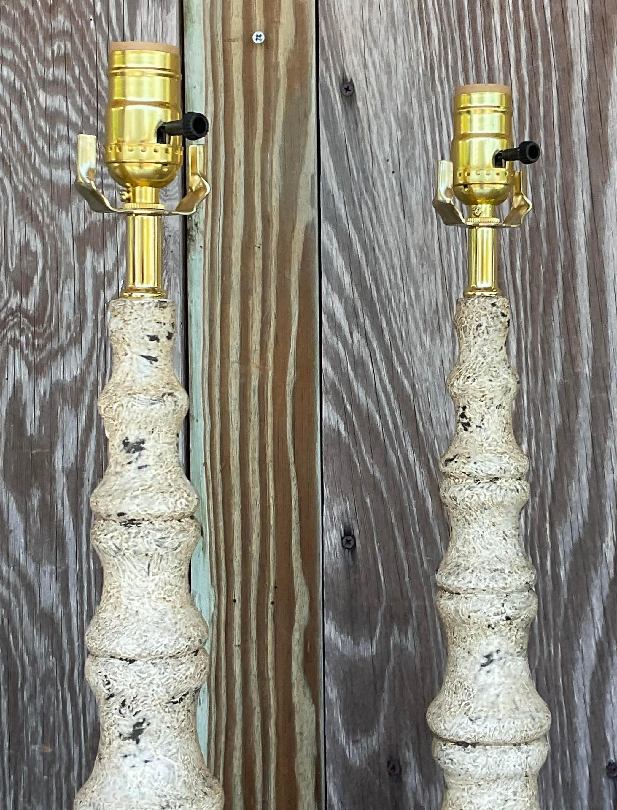 Vintage Boho patiniert lange Hals-Lampen - ein Paar (Metall) im Angebot