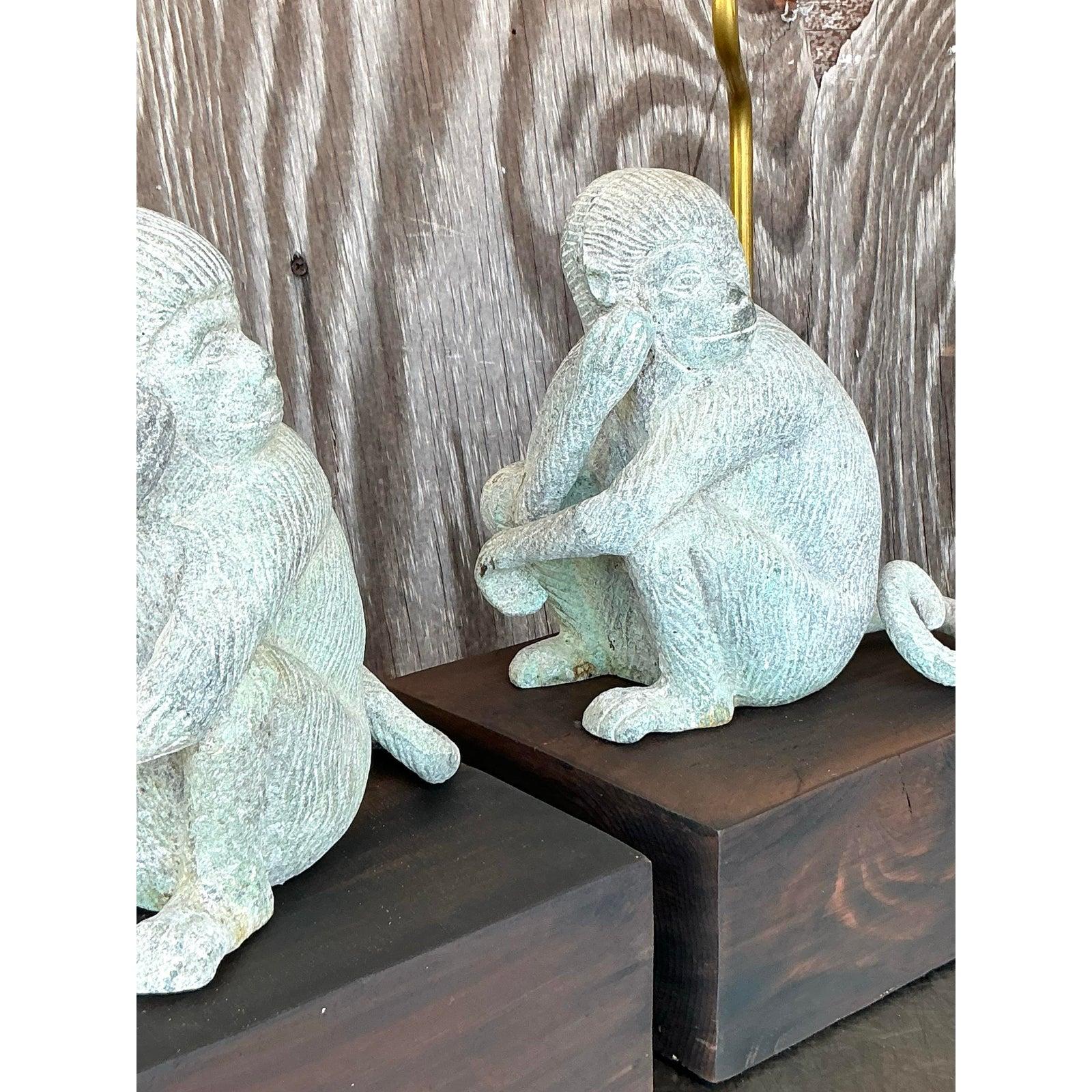 Illuminez votre espace avec le charme ludique de cette paire de lampes Singe Vintage Boho en métal patiné. Chaque lampe présente une figure de singe merveilleusement détaillée, fabriquée en métal avec une patine unique, et reposant sur une base en