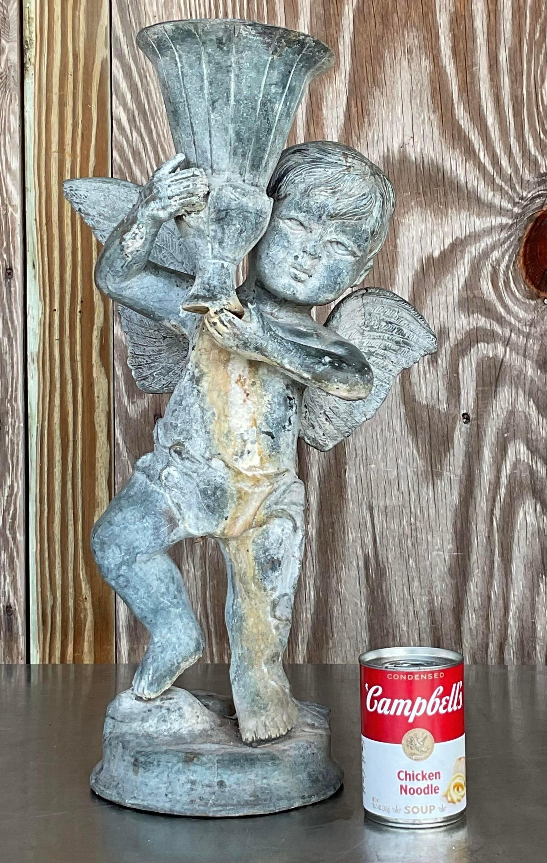Arricchisci il tuo arredamento con questo angelo putti in metallo patinato vintage boho. Caratterizzato da una splendida finitura invecchiata, questo pezzo decorativo cattura il fascino del design classico con un tocco bohémien, rendendolo