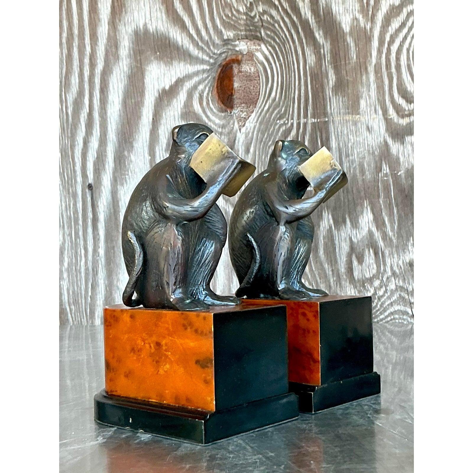 Infondi carattere e intelligenza al tuo spazio letterario con questa affascinante coppia di reggilibri vintage bohémien in scimmia patinata. Ogni pezzo unico presenta una figura di scimmia meticolosamente dettagliata, intenta a leggere un libro,