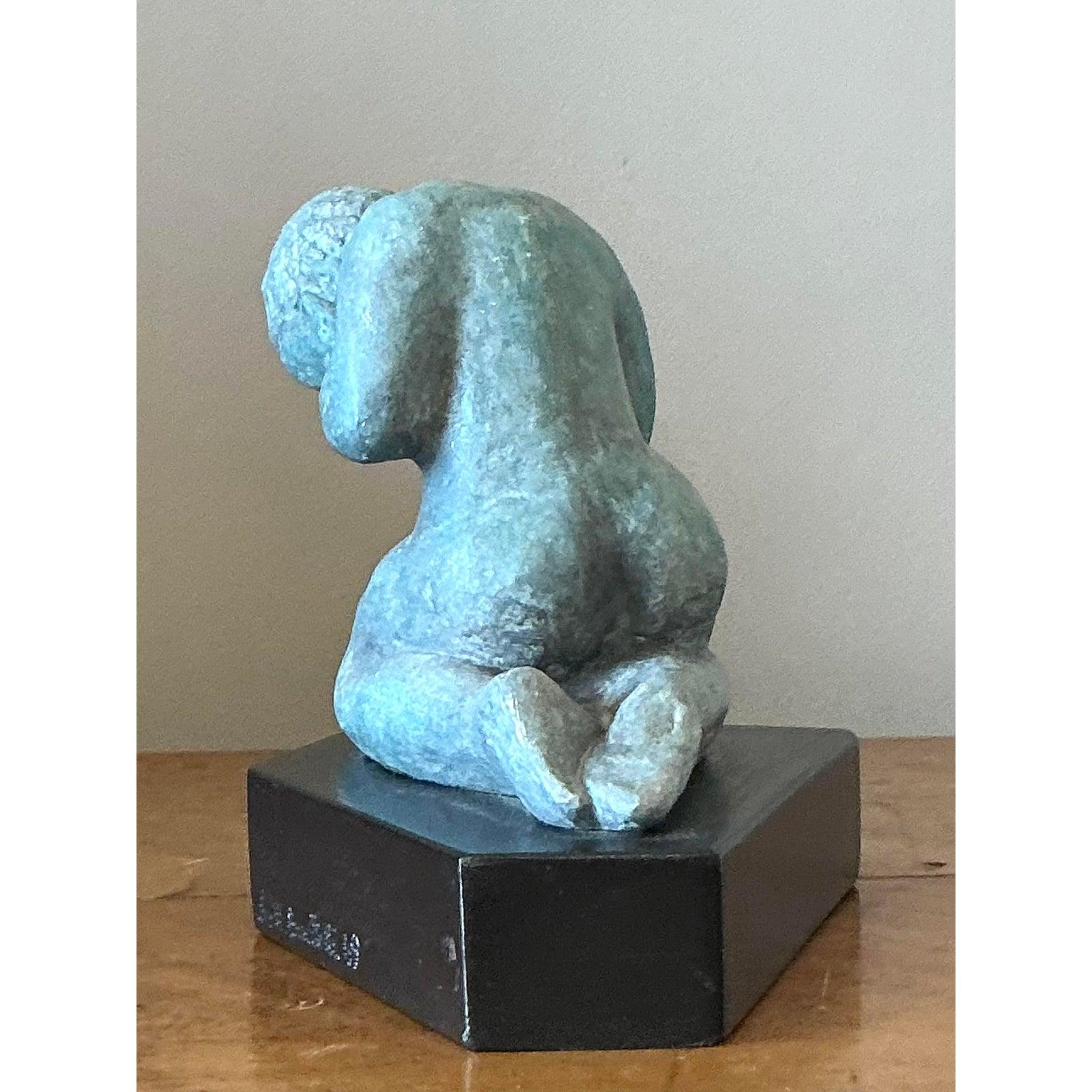 Opera d'arte splendidamente serena e contemplativa, questa scultura vintage cattura l'essenza della forma femminile con grazia astratta. L'artista ha reso abilmente una figura inginocchiata in gesso, concentrandosi sulle curve morbide e su una