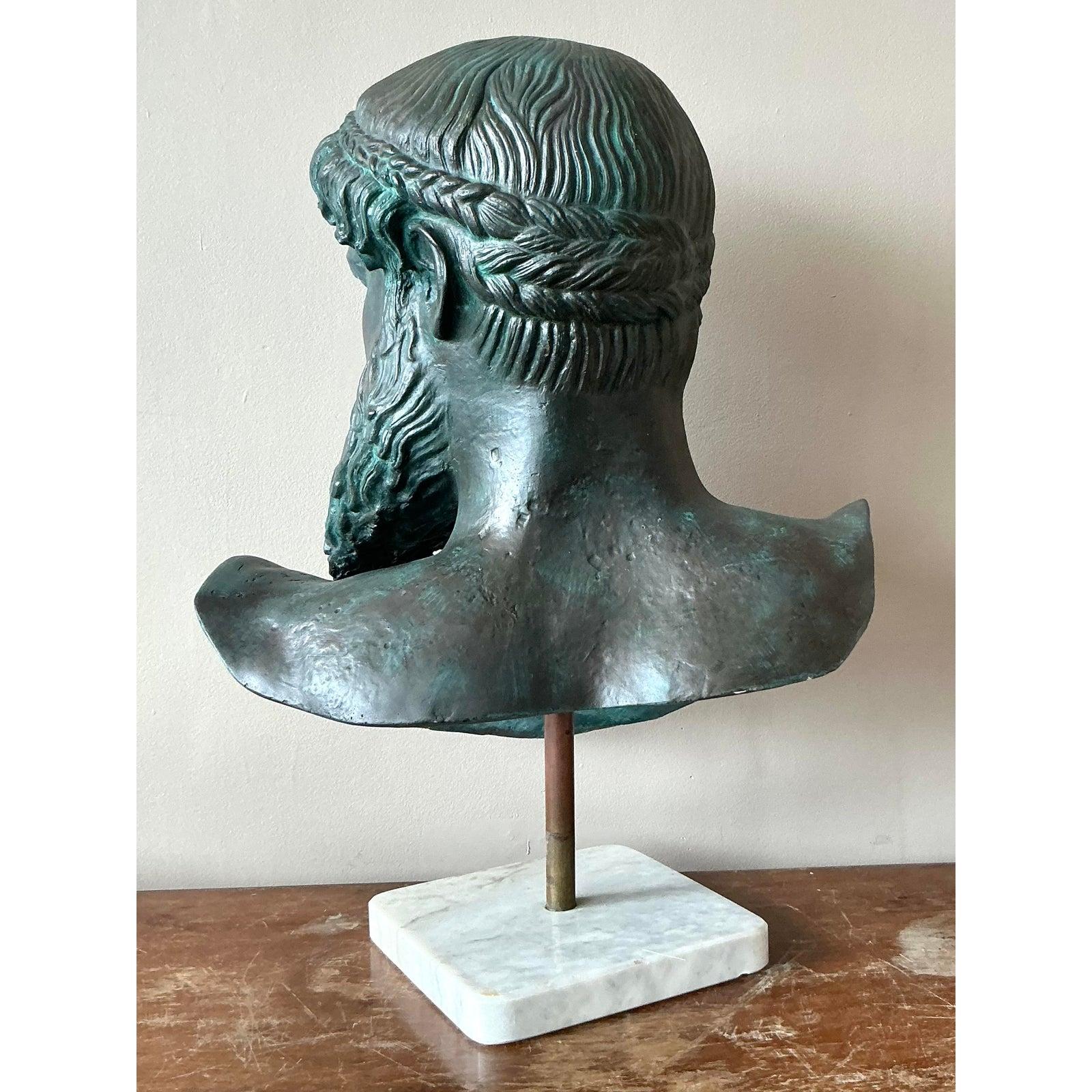 Evoca il fascino senza tempo dell'antichità classica con questo imponente busto vintage, che ricorda i tesori del Grand Tour. Realizzata in gesso patinato, questa scultura raffigura una figura maschile distinta con dettagli intricati nella barba e