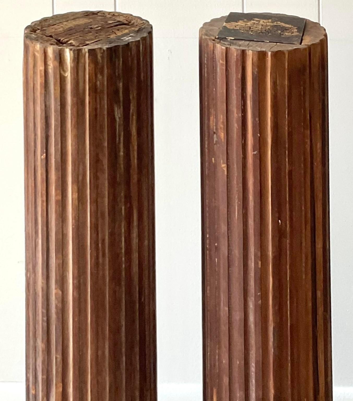 Peppen Sie Ihre Einrichtung mit diesen Vintage Boho Patinated Primitive Wood Columns auf. Ihre reiche Patina und ihr rustikaler Charme verleihen jedem Raum einen Hauch von zeitloser Eleganz und böhmischem Flair. Perfekt, um Ihrem Haus