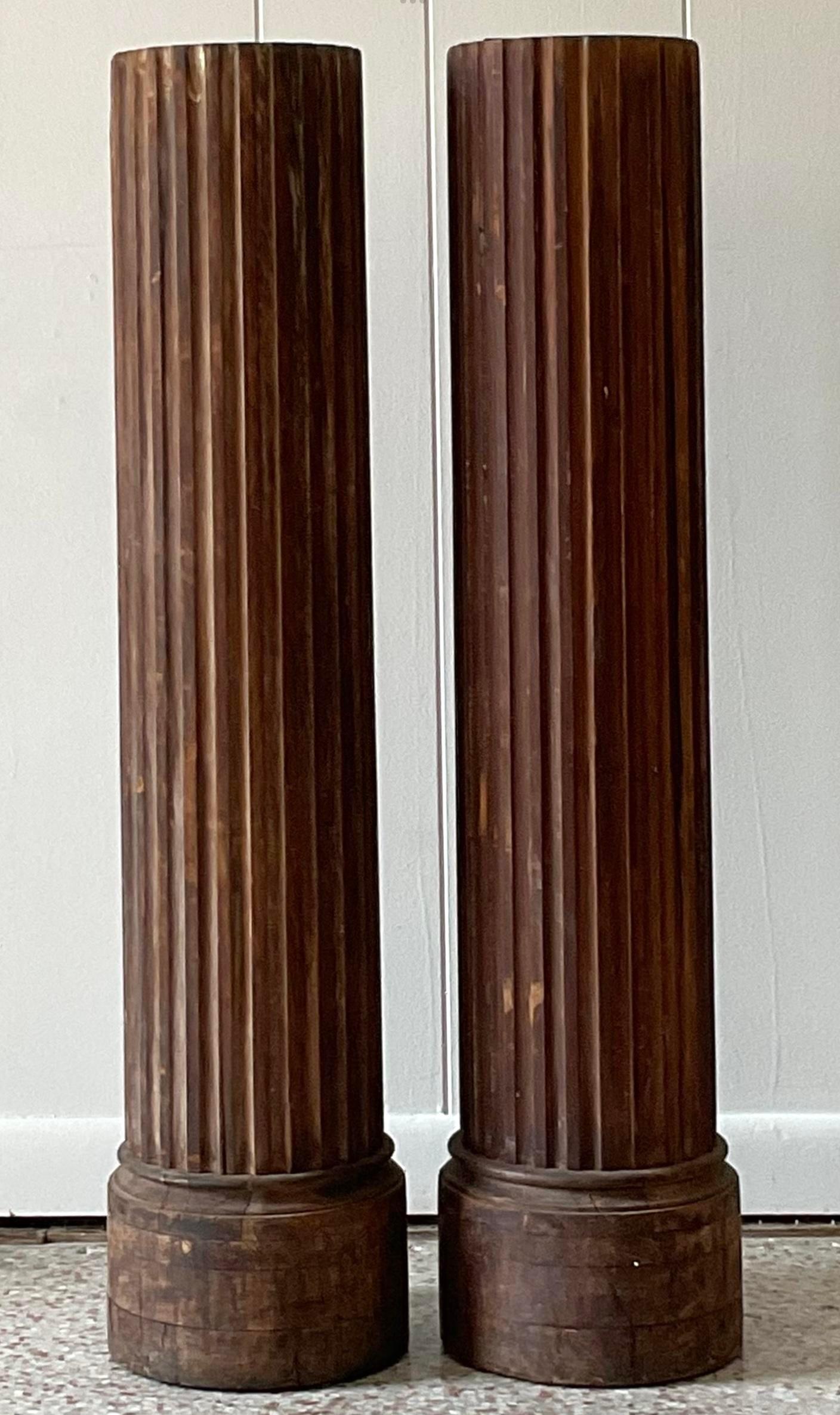 Vintage Boho Patinierte primitive Holzsäulen aus Primitivem Holz – ein Paar (amerikanisch) im Angebot