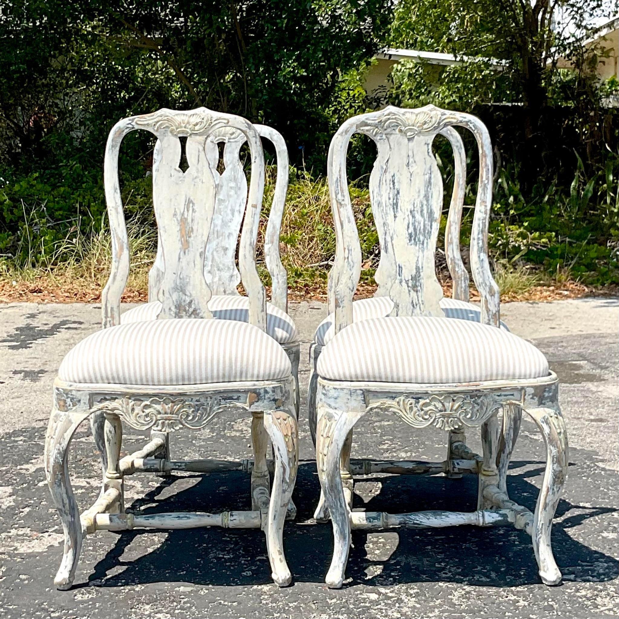 Sedie da pranzo Queen Anne patinate vintage Boho - Set di 4 sedie in vendita 1