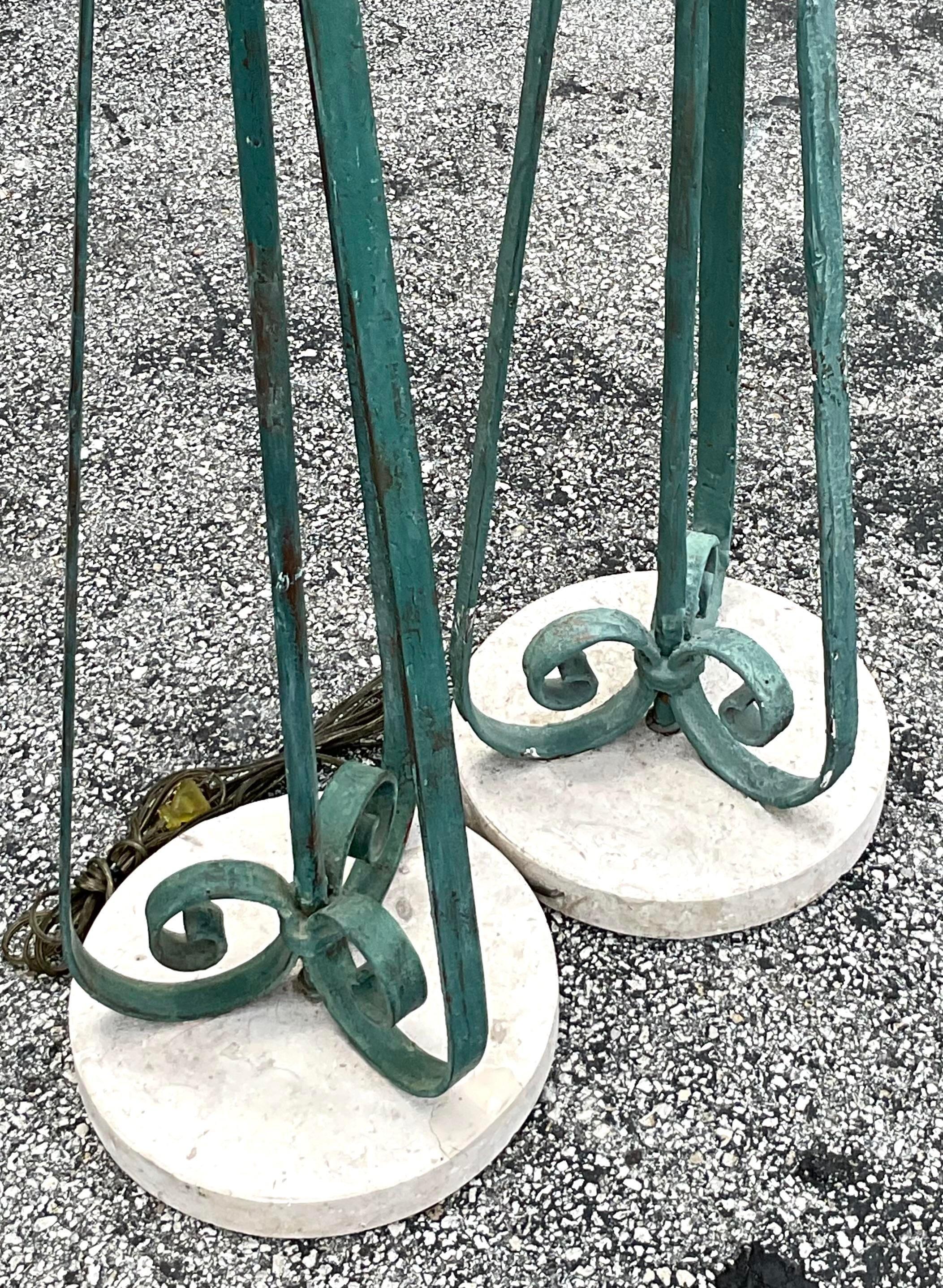 Eleva il tuo spazio con queste lampade da terra ad anello patinate Vintage Boho. Questa splendida coppia, realizzata in classico stile americano, presenta un'esclusiva finitura patinata e intricati dettagli ad anello, che fondono il fascino rustico