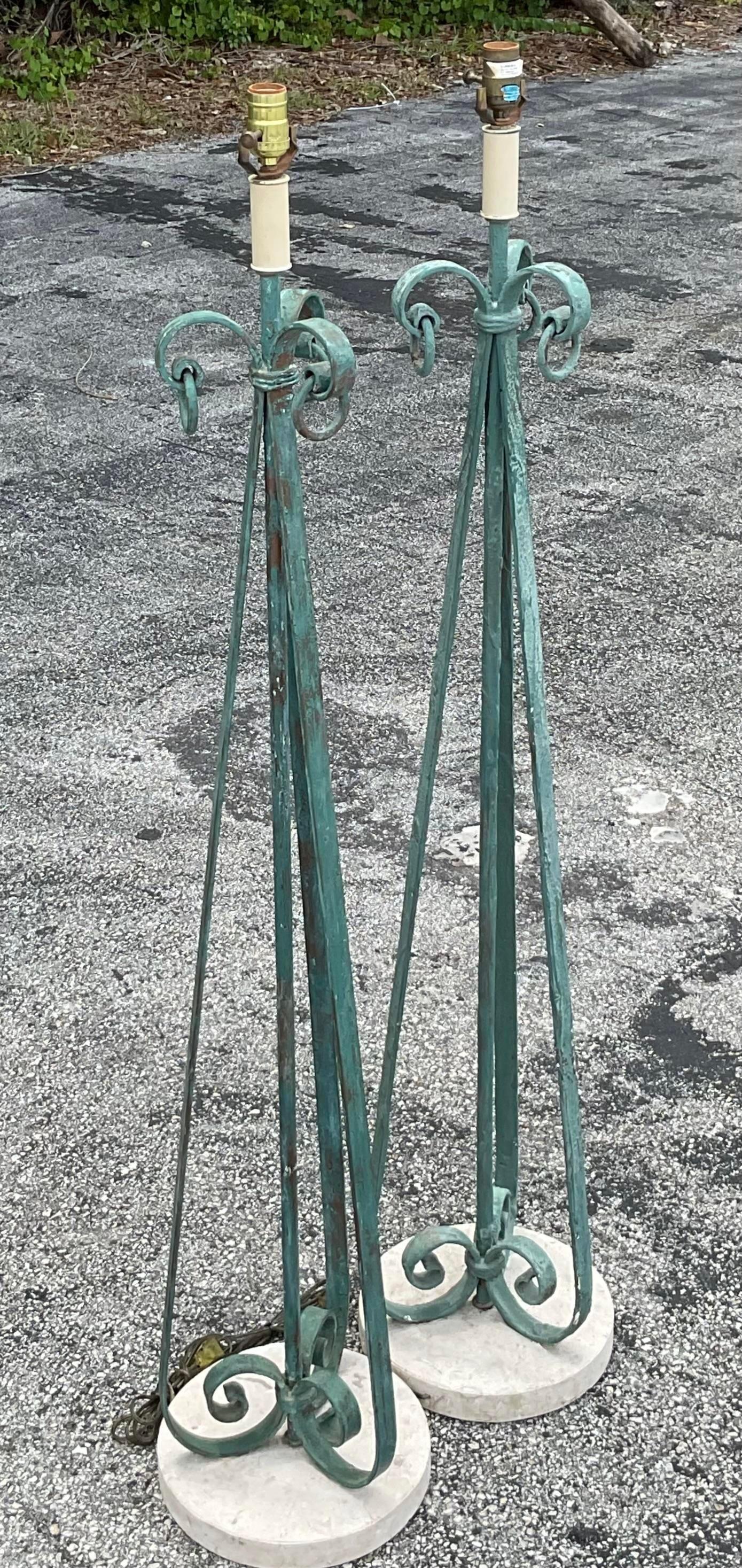 Lampade da terra ad anello patinate vintage Boho - una coppia In condizioni buone in vendita a west palm beach, FL