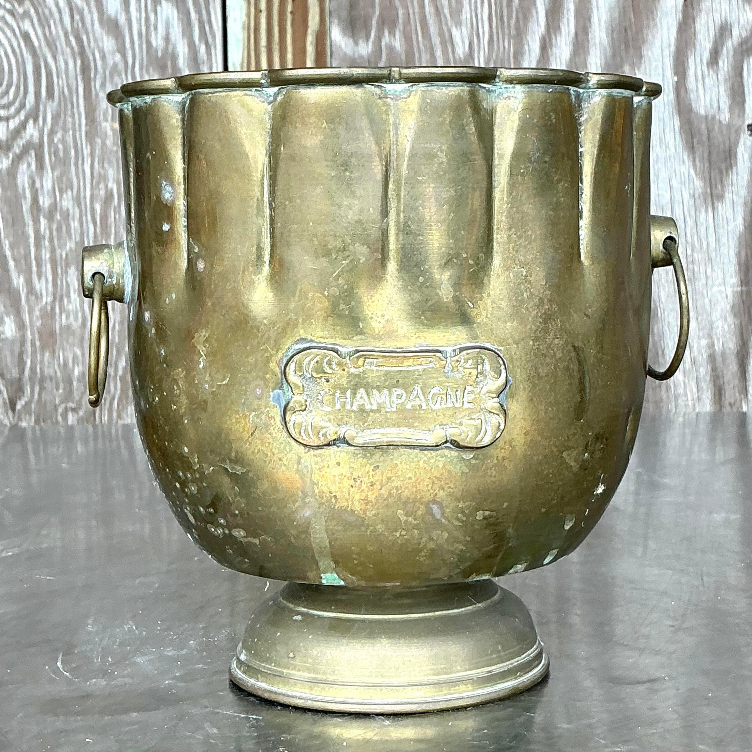 Eleva le tue celebrazioni con questo secchiello da champagne in ottone patinato vintage Boho. La finitura in ottone invecchiato e i bordi smerlati danno un tocco di eleganza boho al tuo bar o al tuo tavolo.