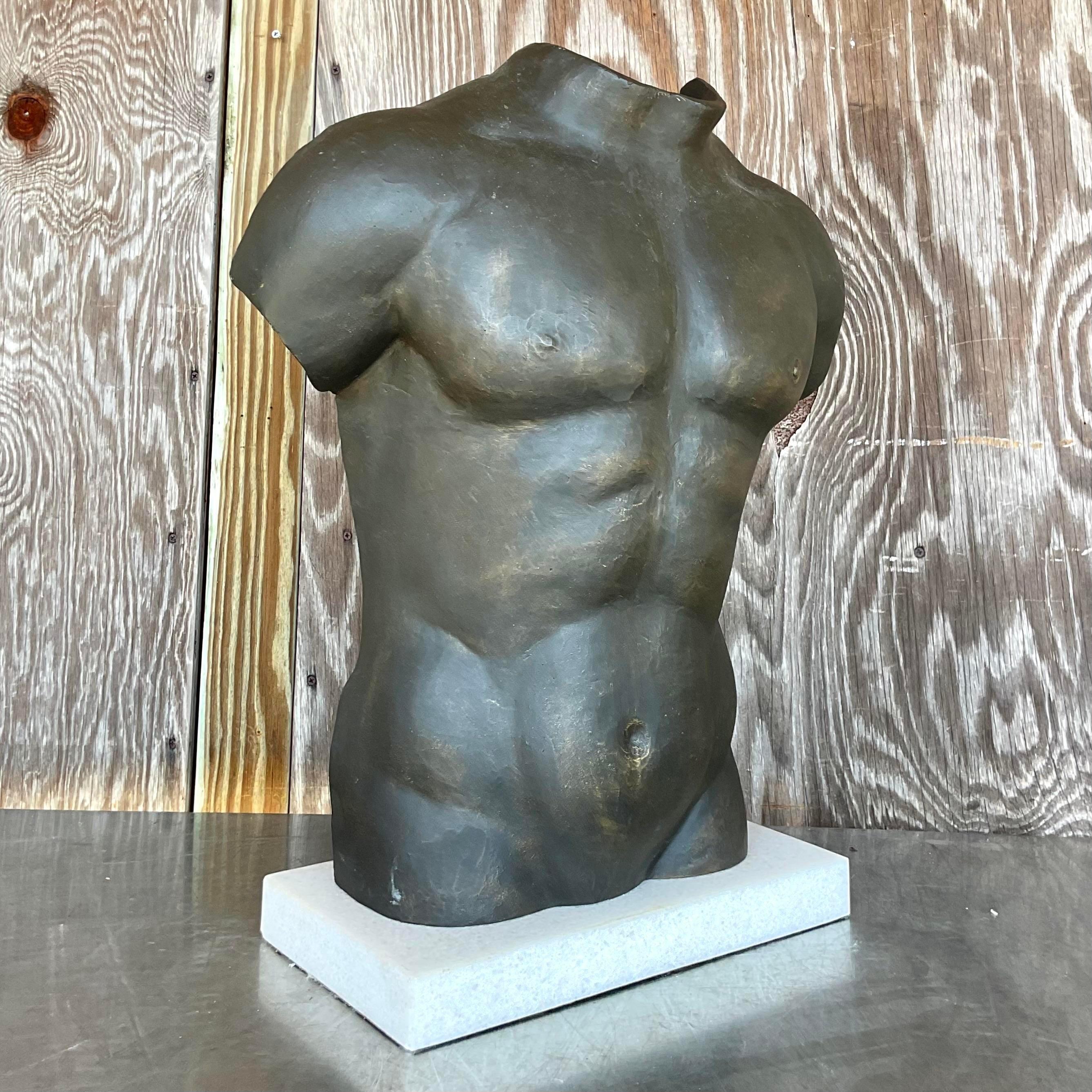Lassen Sie sich von der rauen Schönheit dieser patinierten Vintage-Boho-Skulptur eines männlichen Torsos verzaubern - eine exquisite Verschmelzung von amerikanischer Handwerkskunst und böhmischer Sensibilität. Mit ihrer verwitterten Patina und ihrer