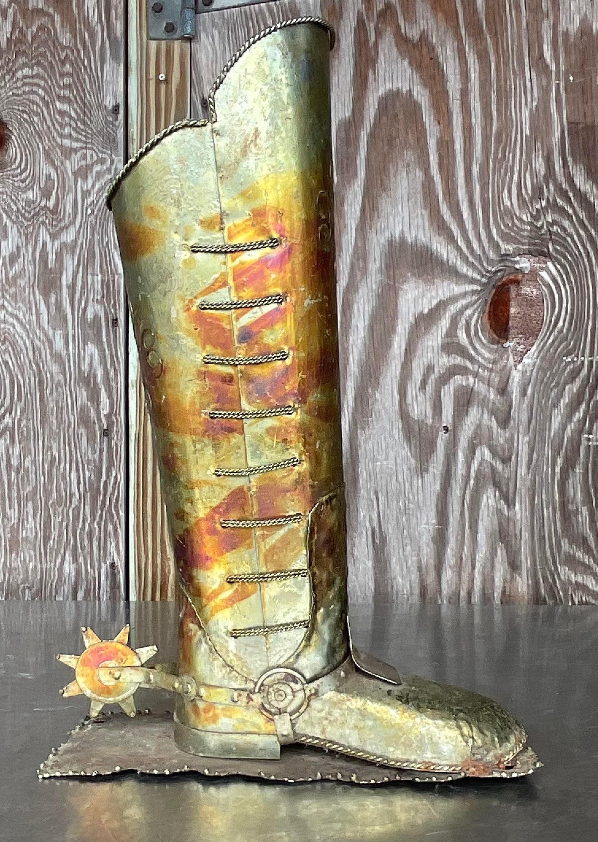 Entrez dans le royaume de l'élégance rustique avec cette botte à éperons patinée Vintage By. Fabriqué avec un charme et un caractère authentiques, il ajoute une touche de style occidental à tout espace. Parfaite pour mettre en valeur des étagères ou