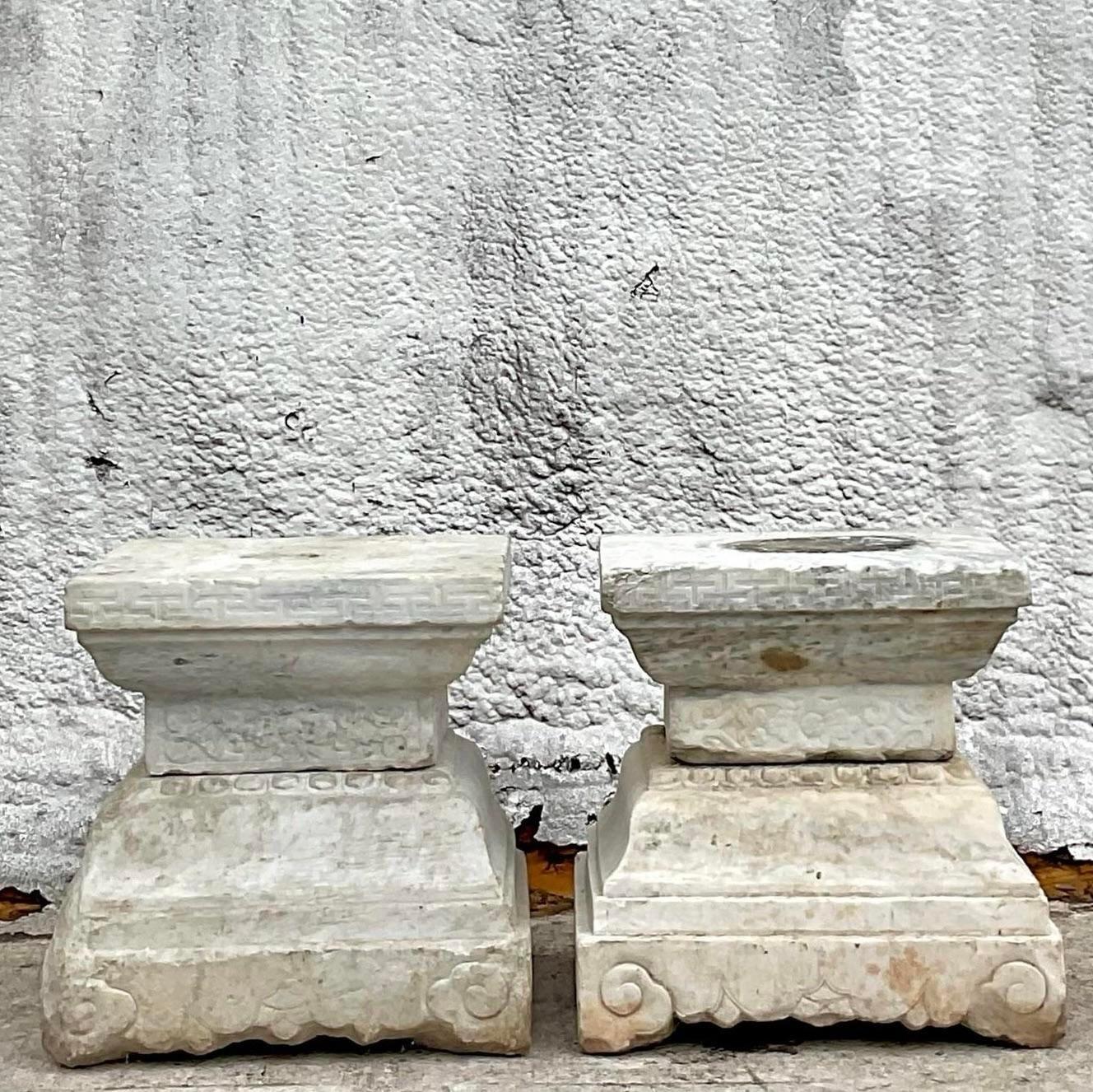 Vintage Boho Patinated Stone Carved Greek Key Pedestals. - ein Paar (Amerikanische Klassik) im Angebot