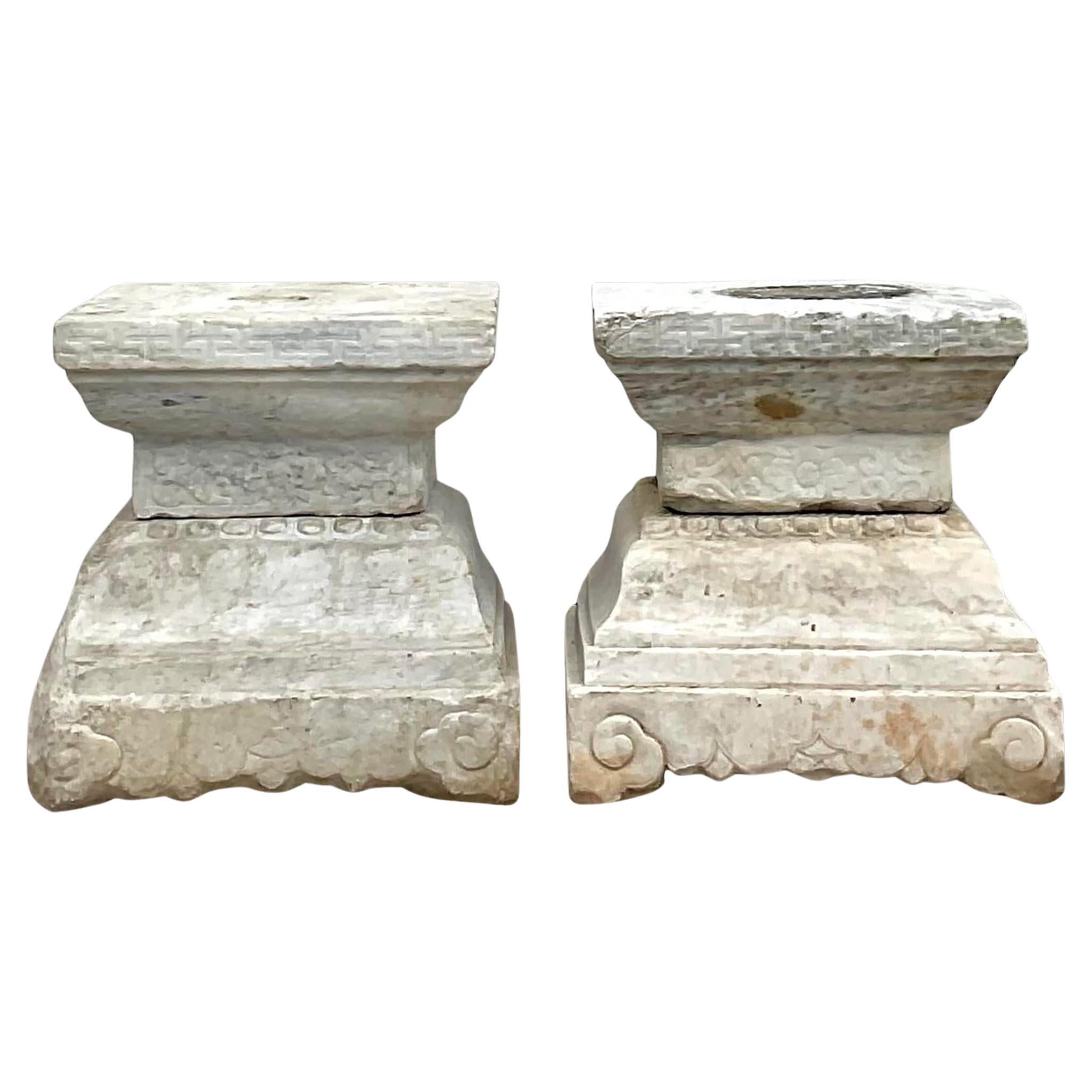 Paire de piédestaux vintage boho en pierre patinée sculptée représentant des clés grecques