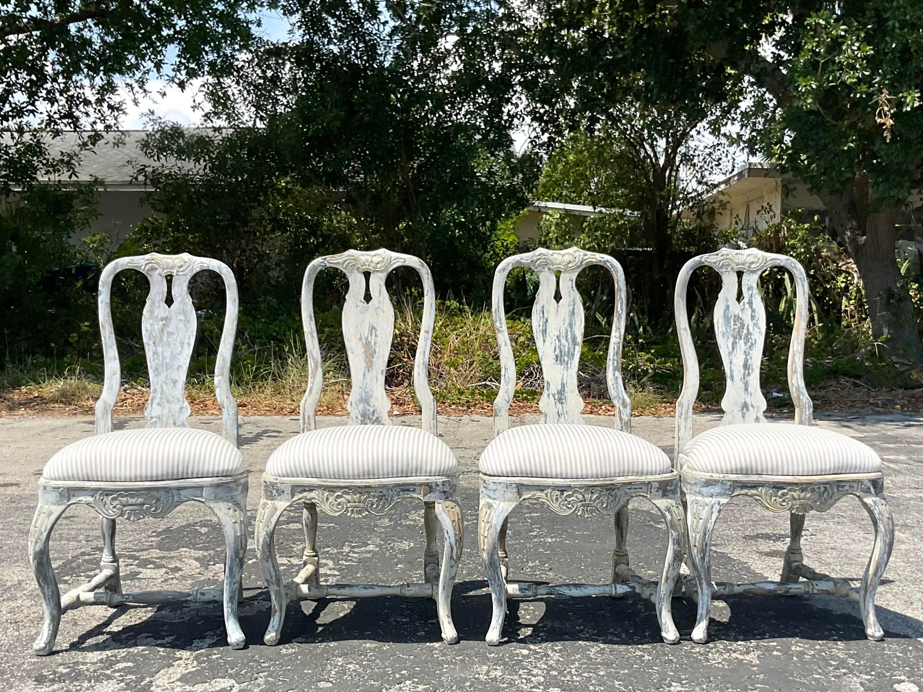 Un superbe ensemble de quatre chaises de salle à manger Boho vintage. Un style suédois chic avec une finition patinée contemporaine. Récemment retapissé dans un tissu neutre rayé. Acquis d'une propriété de Palm Beach. 