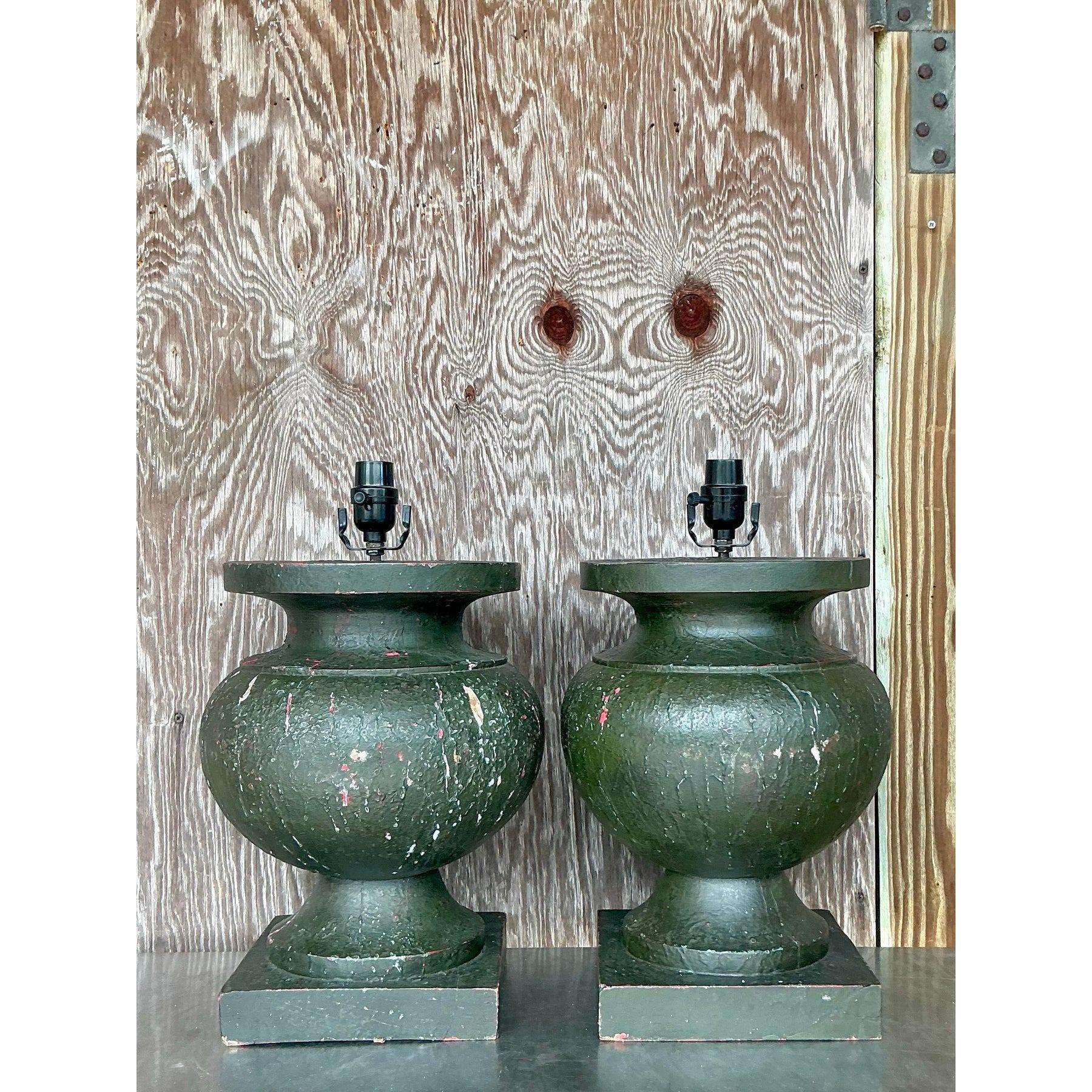 Élevez votre intérieur avec cette superbe paire de lampes vintage boho en bois tourné patiné. Ces pièces d'apparat présentent une finition vert foncé magnifiquement vieillie avec des touches de patine rouge et noire, ajoutant une riche profondeur à