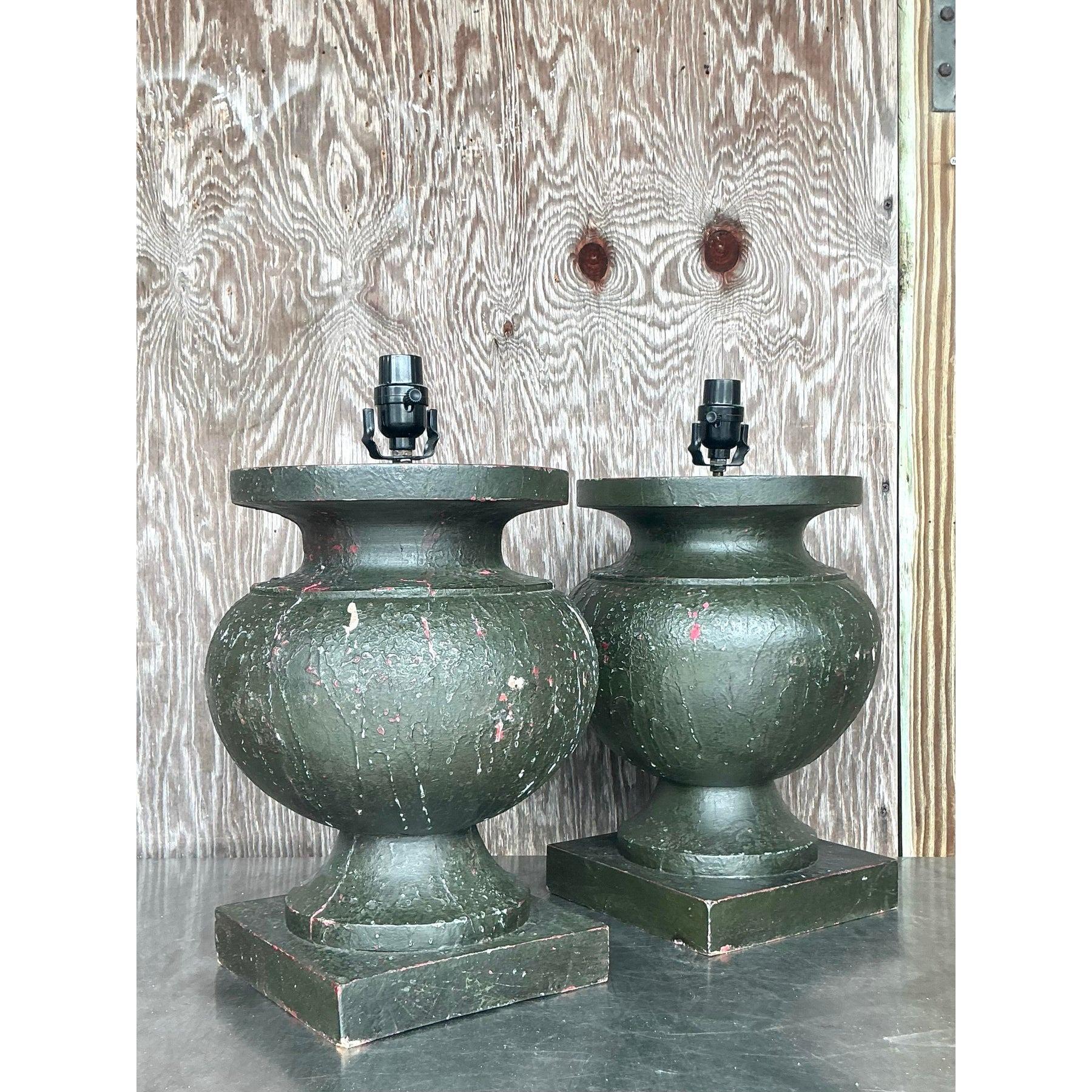 Paire de lampes vintage Boho en bois tourné patiné Bon état - En vente à West Palm Beach, FL