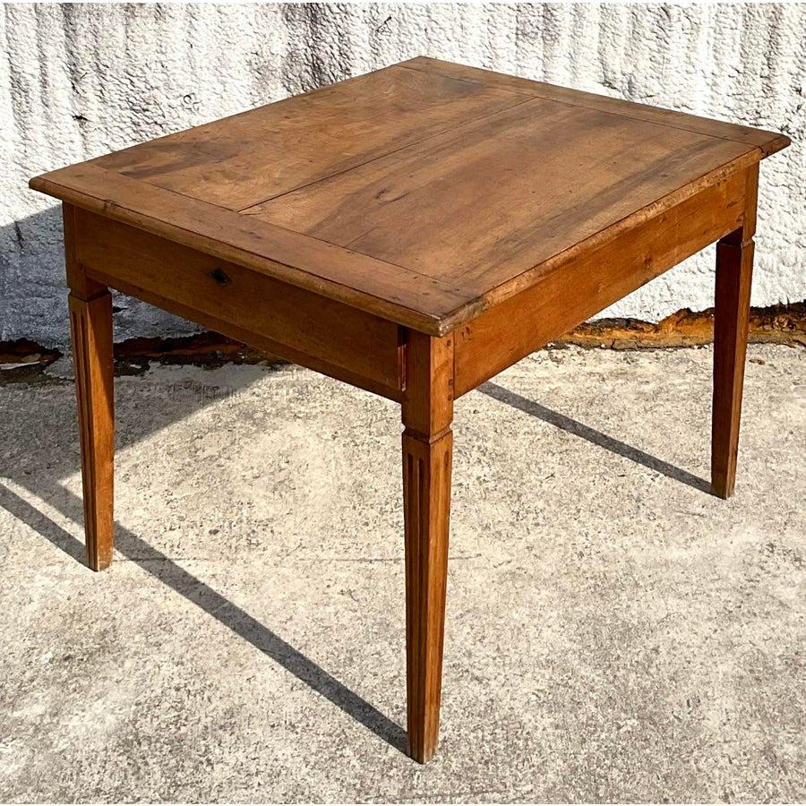 Ajoutez un charme rustique à vos intérieurs avec cette superbe table de ferme vintage boho patinée. D'une patine joliment vieillie, cette table présente un design simple mais élégant avec des pieds fuselés et une finition en bois chaleureux. Ses