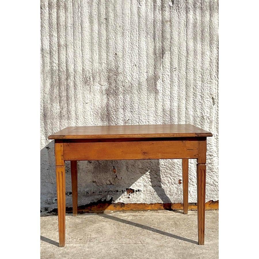 Américain Table de ferme vintage boho patinée à deux tiroirs en vente