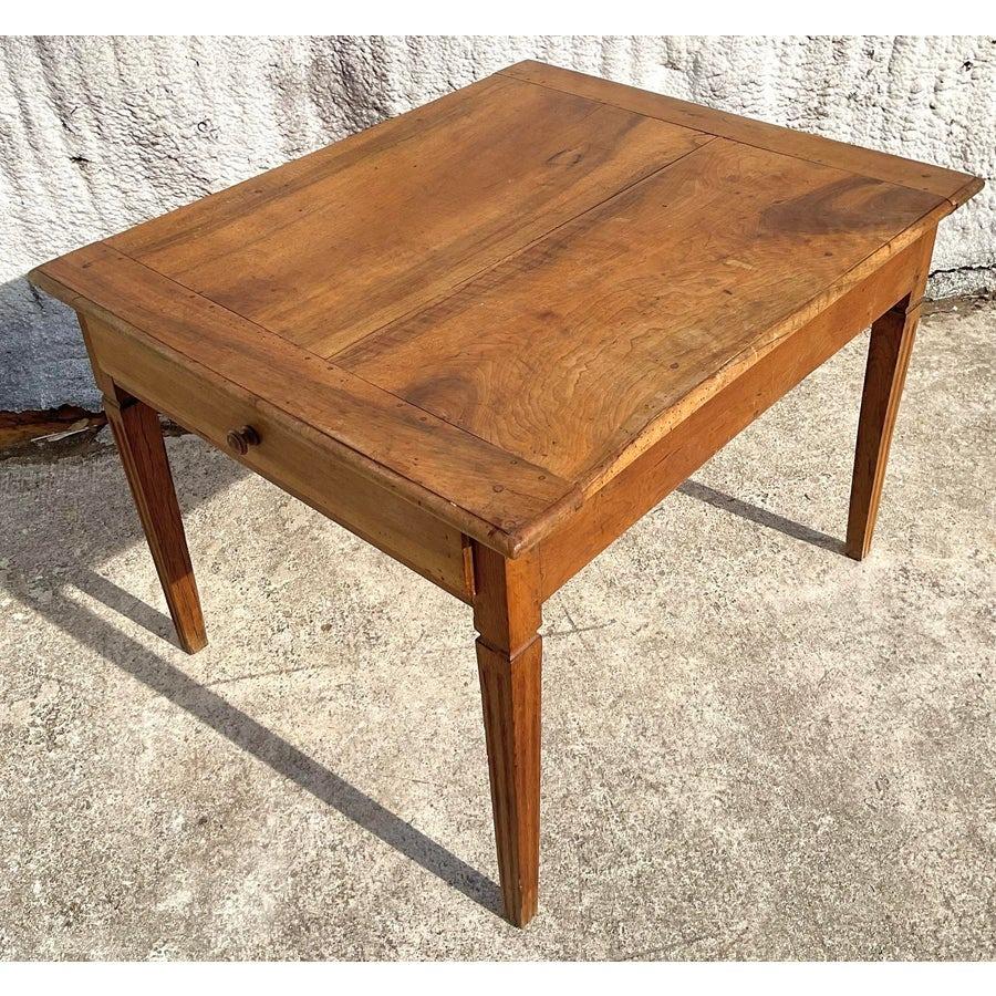 Table de ferme vintage boho patinée à deux tiroirs Bon état - En vente à west palm beach, FL