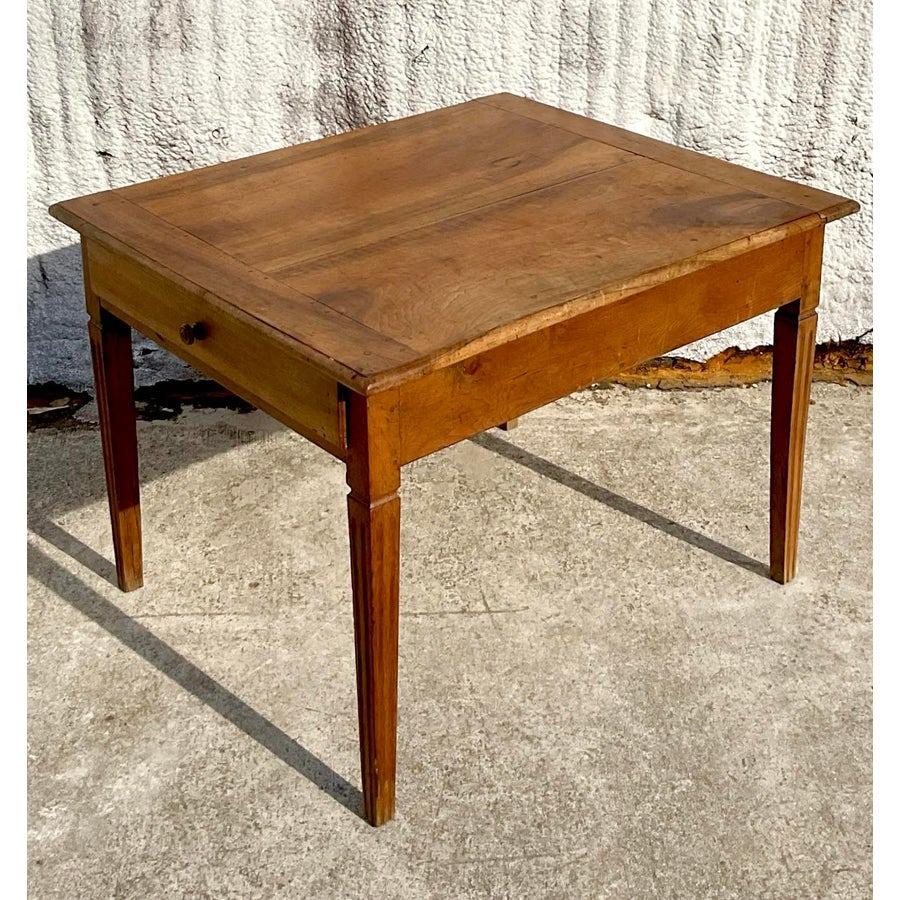 Bois Table de ferme vintage boho patinée à deux tiroirs en vente