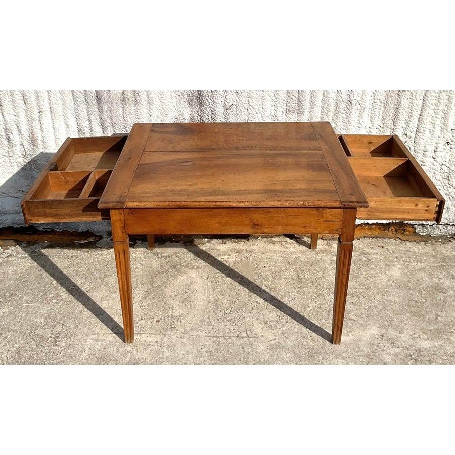 Table de ferme vintage boho patinée à deux tiroirs en vente 1