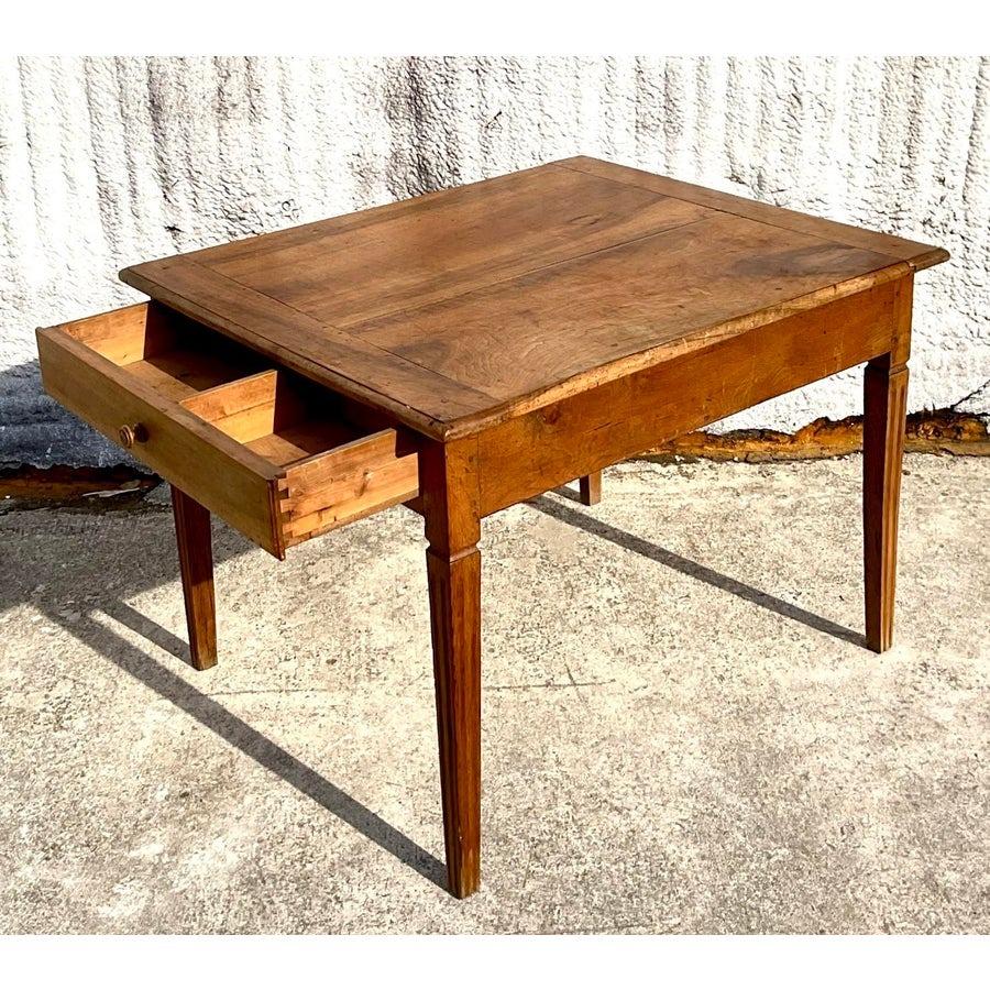 Table de ferme vintage boho patinée à deux tiroirs en vente 2
