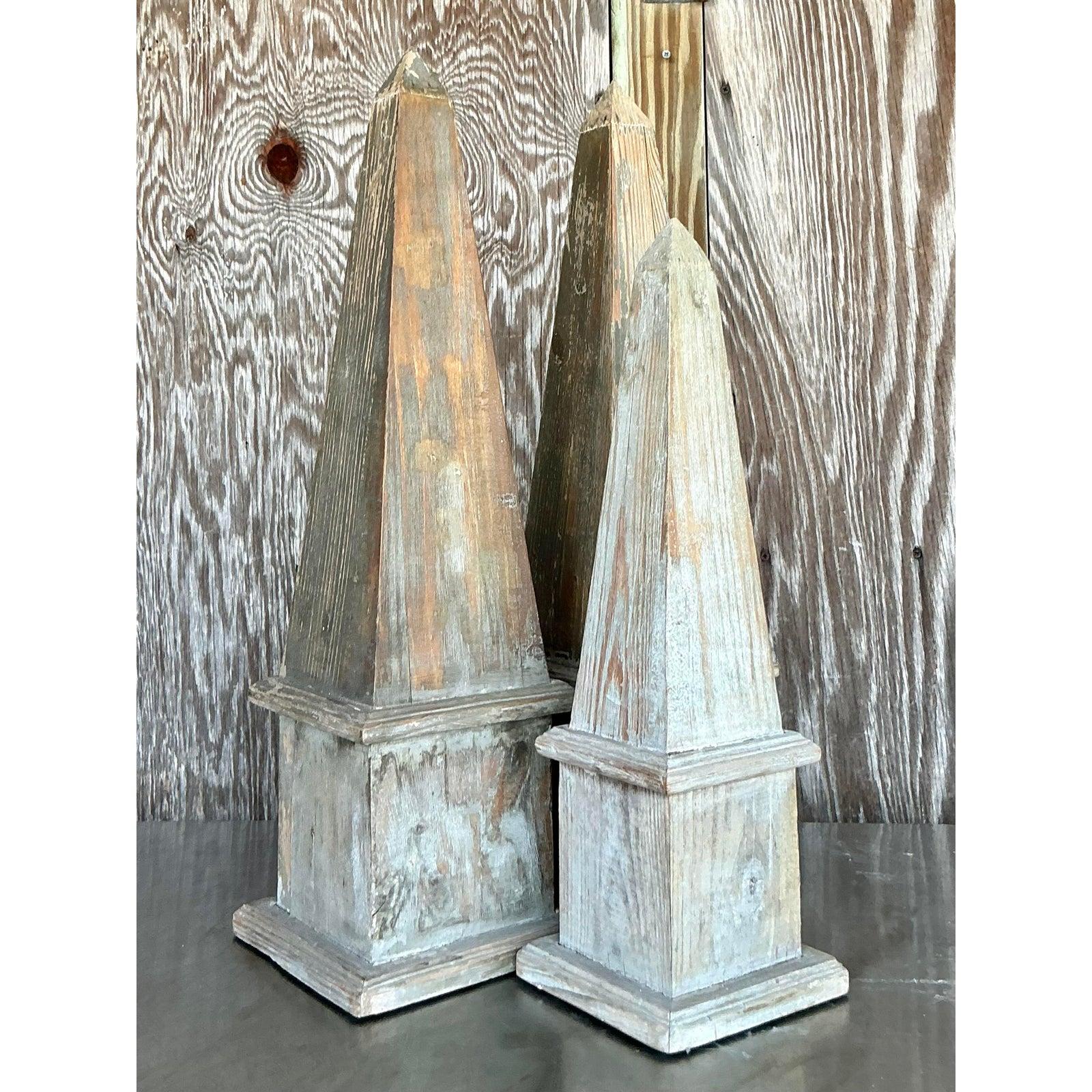 Eleganza senza tempo del Grand Tour con questo bel set di tre obelischi in legno vintage. Ogni pezzo è realizzato in legno massiccio con una forma architettonica classica e poggia su una base sostanziale. La vera bellezza risiede nella loro patina